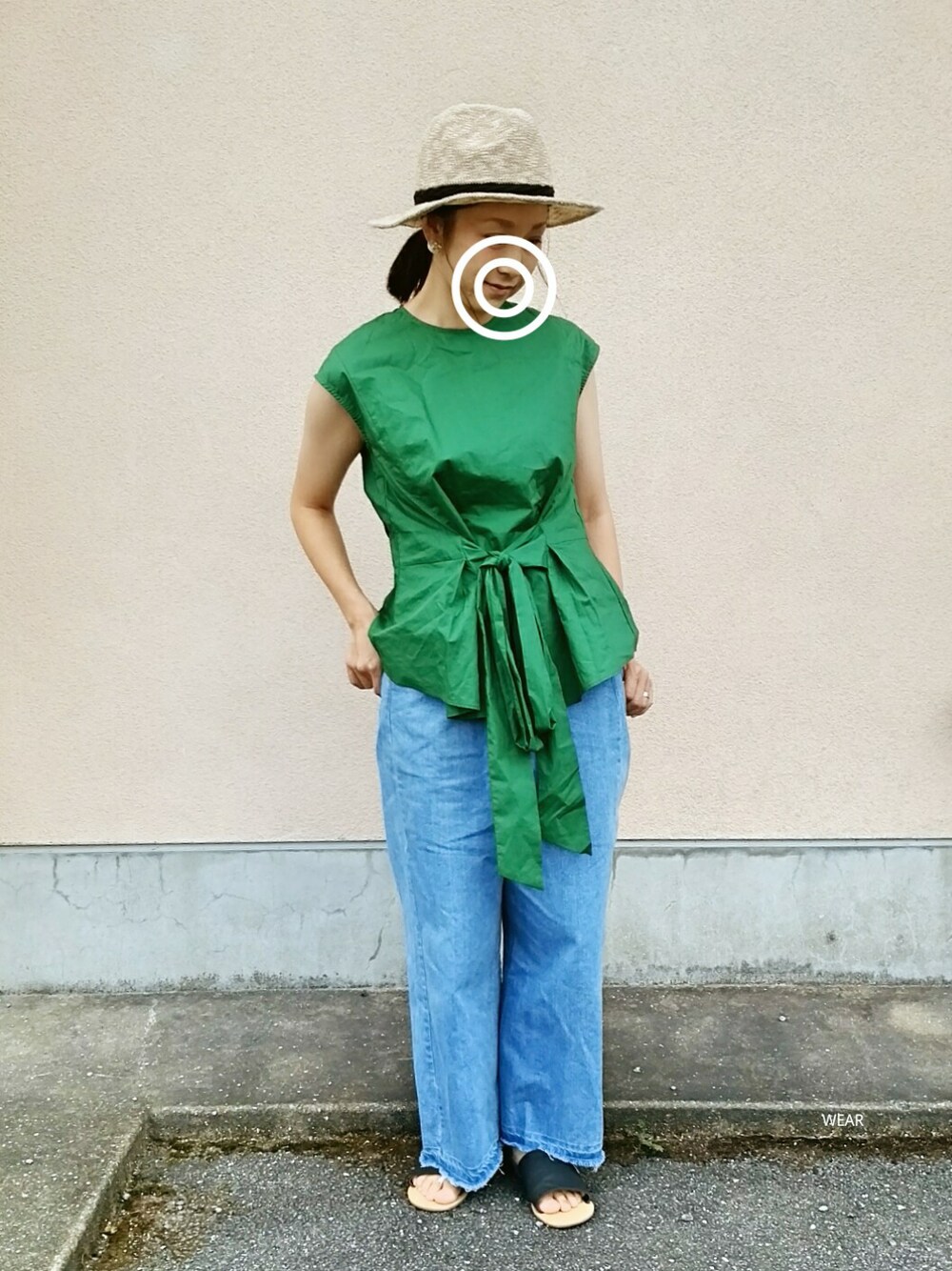 ブルー系のデニムパンツ、グリーン系のシャツ/ブラウス、ブラック系のサンダルを着用したレディースの秋コーディネートの1枚目の写真