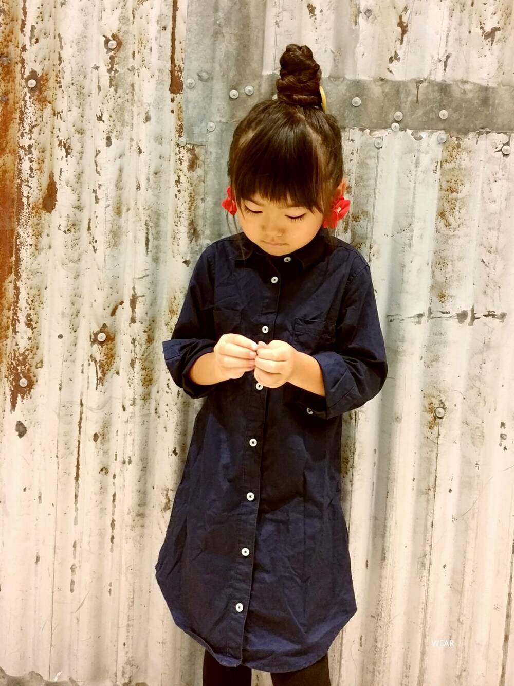 「秋服、休日スタイル、シャツワンピ、シンプルコーデ、ネイビー、kidsfashion、おんなのこ、UNIQLO、おだんごヘアー、スニーカー女子」｜「UNIQLOのアイテム（シャツワンピース、ブルー系）」を使った、siii.Hさん（キッズ・110cm）の秋コーディネートの1枚目の写真