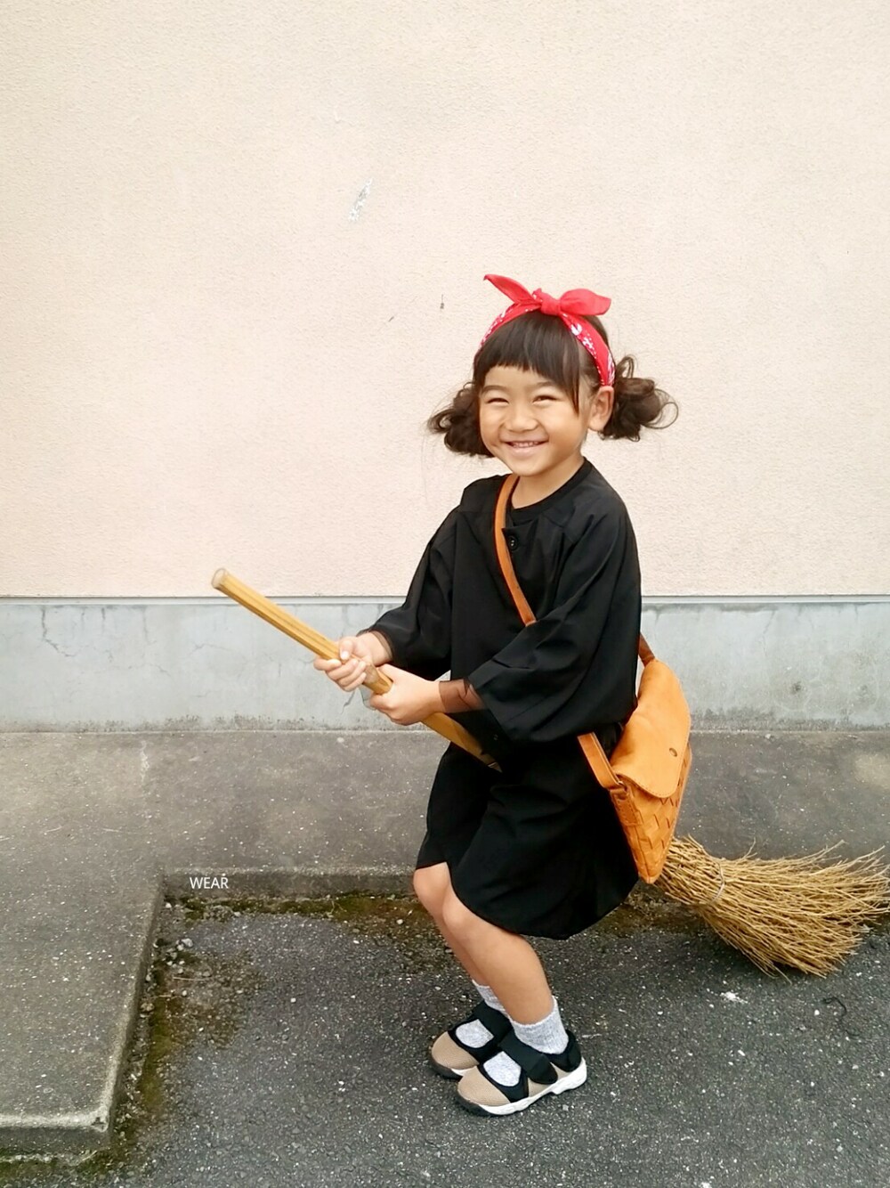 「キッズコーデ、ハロウィン、魔女の宅急便、女の子、おだんごヘアー、仮装、wearhalloween2017、kids、韓国子供服、秋のコーデ」｜「韓国子供服のアイテム（ノーカラージャケット、ブラック系）」を使った、siii.Hさん（キッズ・110cm）の秋コーディネートの1枚目の写真