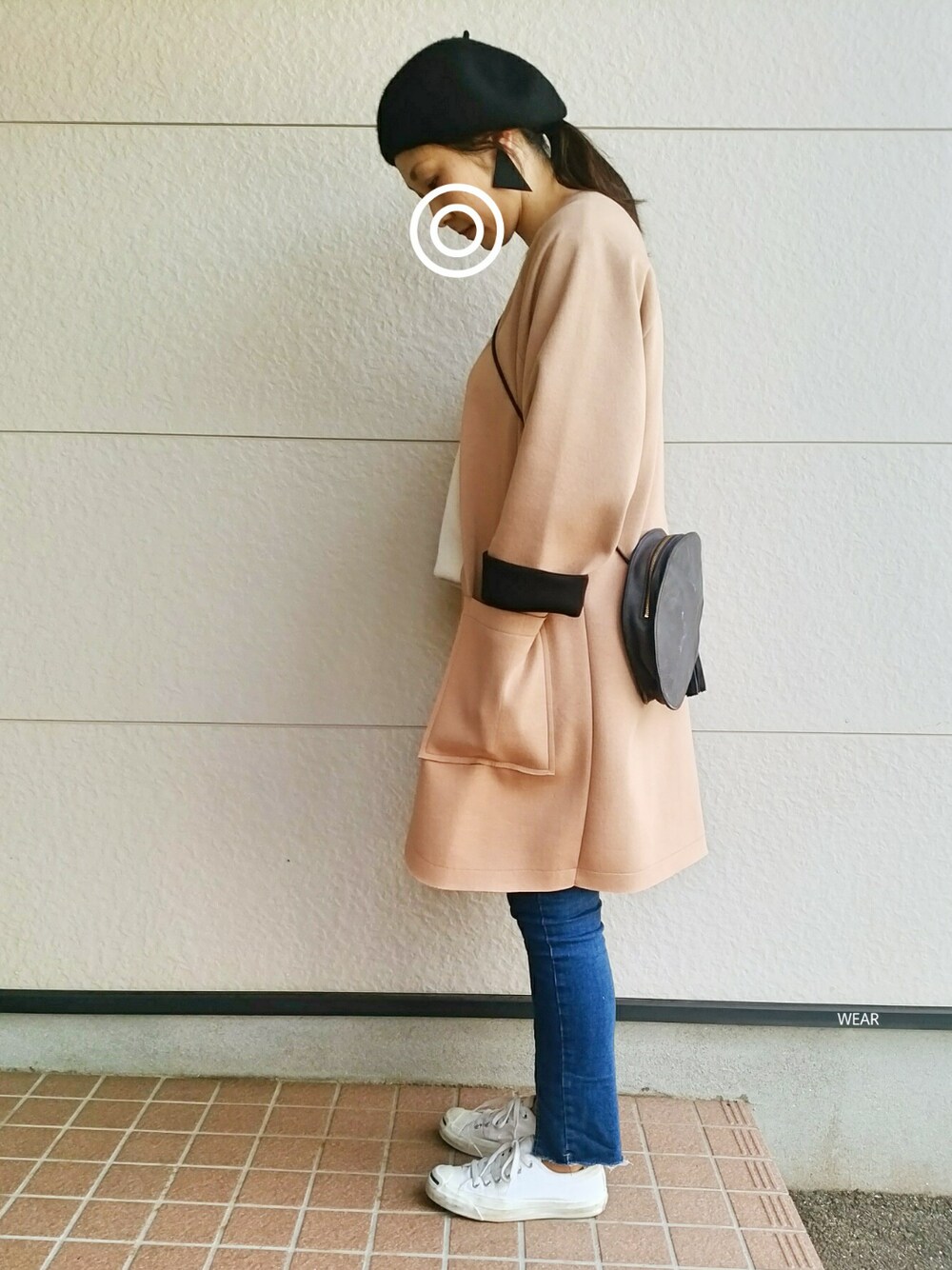 「春コーデ、パンツスタイル、シンプル、低身長、デニムパンツ、UNIQLO、オトナカジュアル、ママファッション、韓国ファッション、丸バッグ」｜「earth music&ecologyの●non-no 11月号 掲載● ファー ポン フェルト ベレー（ハンチング/ベレー帽、ブラック系）」を使った、siii.Hさん（レディース・156cm）の春コーディネートの1枚目の写真