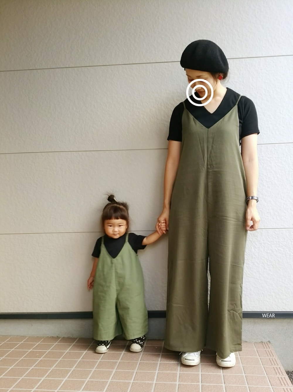 「母と娘、秋のコーデ、シンプル、スニーカーコーデ、黒、Tシャツ、ベレー帽、サロペット、お揃い、韓国ファッション」｜「OVoVOの調節ショルダーキャミオールインワンサロペット（サロペット/オーバーオール、グリーン系）」を使った、siii.Hさん（レディース・156cm）の秋コーディネートの1枚目の写真
