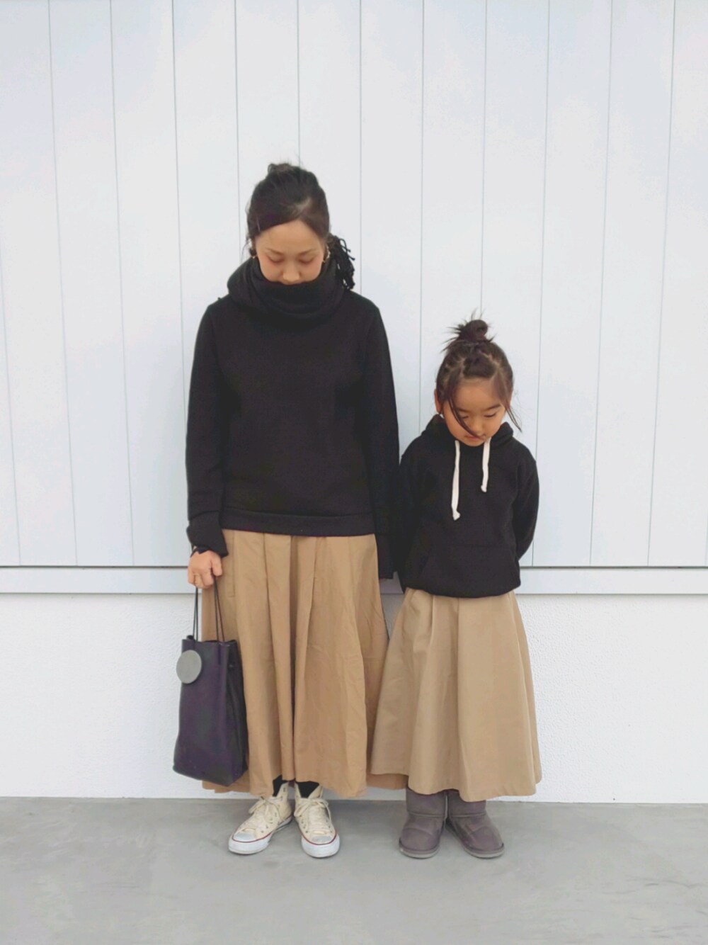 「ロングスカート、母と娘、親子コーデ、おそろいコーデ、シンプル、低身長コーデ、スニーカーコーデ、グローバルワーク(GLOBAL WORK)、ラクチンコーデ、2018マイベストコーデ」｜「Ampersandのトドラーショートボアブーツ（ブーツ、グレー系）」を使った、siii.Hさん（レディース・156cm）の冬コーディネートの1枚目の写真