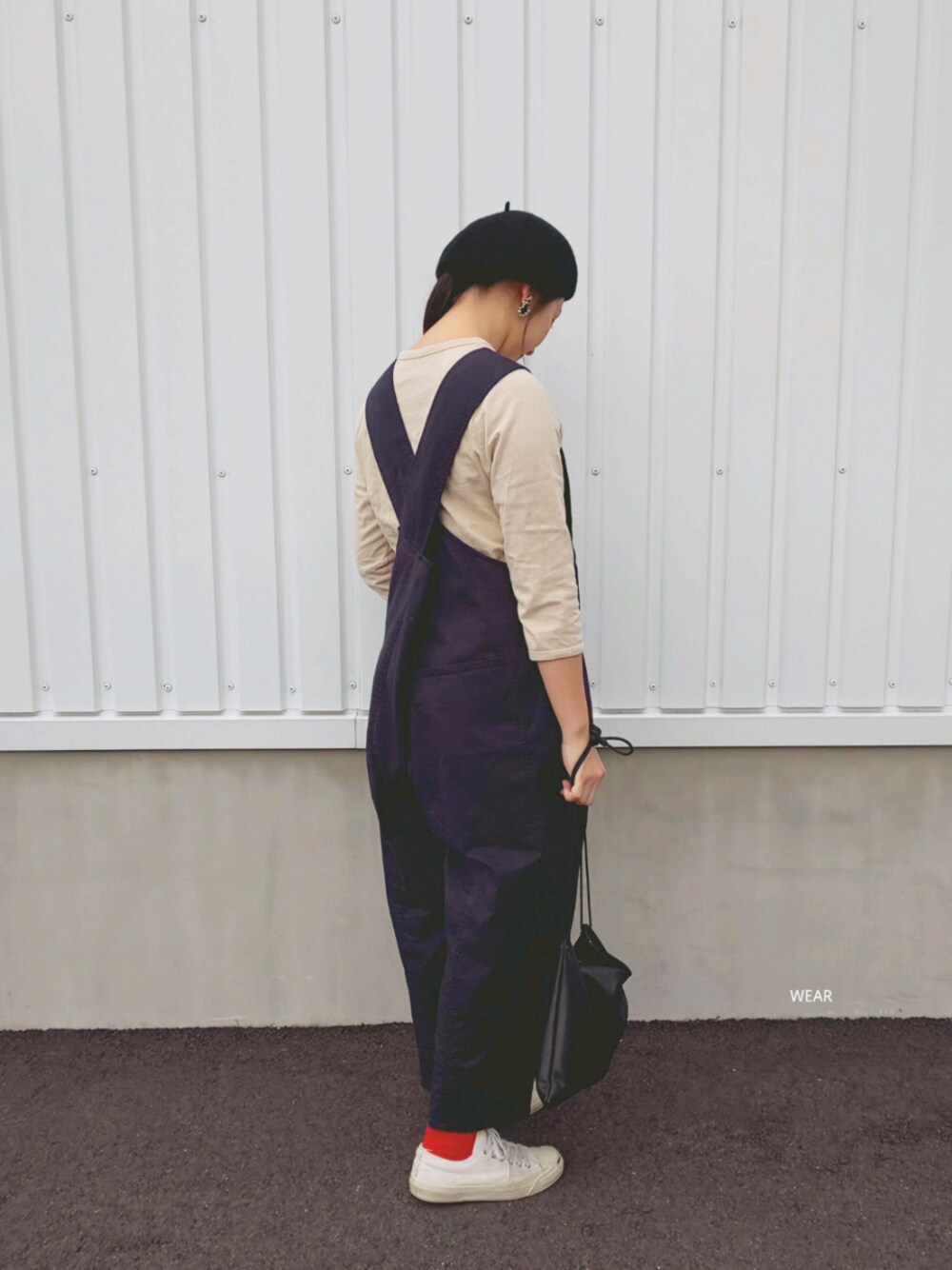 「シンプル、ラフ、converse、WEGO、赤い靴下、ベレー帽、スニーカーコーデ、ママコーデ、オトナ女子、サロペット」｜「earth music&ecologyの●non-no 11月号 掲載● ファー ポン フェルト ベレー（ハンチング/ベレー帽、ブラック系）」を使った、siii.Hさん（レディース・156cm）の冬コーディネートの1枚目の写真