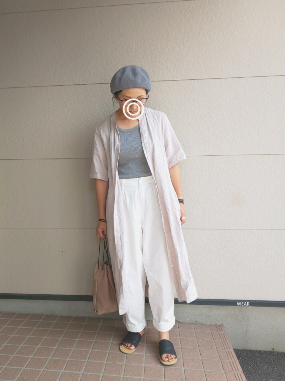 「シンプルコーデ、プチプラコーデ、サンダル、カジュアル、UNIQLO、ハイウエストパンツ、オトナ女子、ベレー帽×メガネ、白、ママコーデ」｜「UNIQLOのアイテム（ワンピース、ブルー系）」を使った、siii.Hさん（レディース・156cm）の夏コーディネートの1枚目の写真