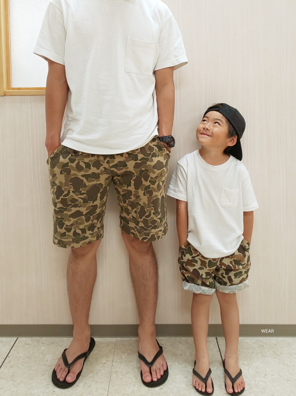 「シンプルコーデ、サンダル、親子コーデ、親子でおそろい、むすこーで、プチプラコーデ、白Tシャツ、リンクコーデ、カモフラ、キャップ」｜「GLOBAL WORKの【ジュニア】ソフトメンアサガラショートパンツ/819671（その他パンツ、グリーン系）」を使った、siii.Hさん（キッズ・110cm）の夏コーディネートの1枚目の写真