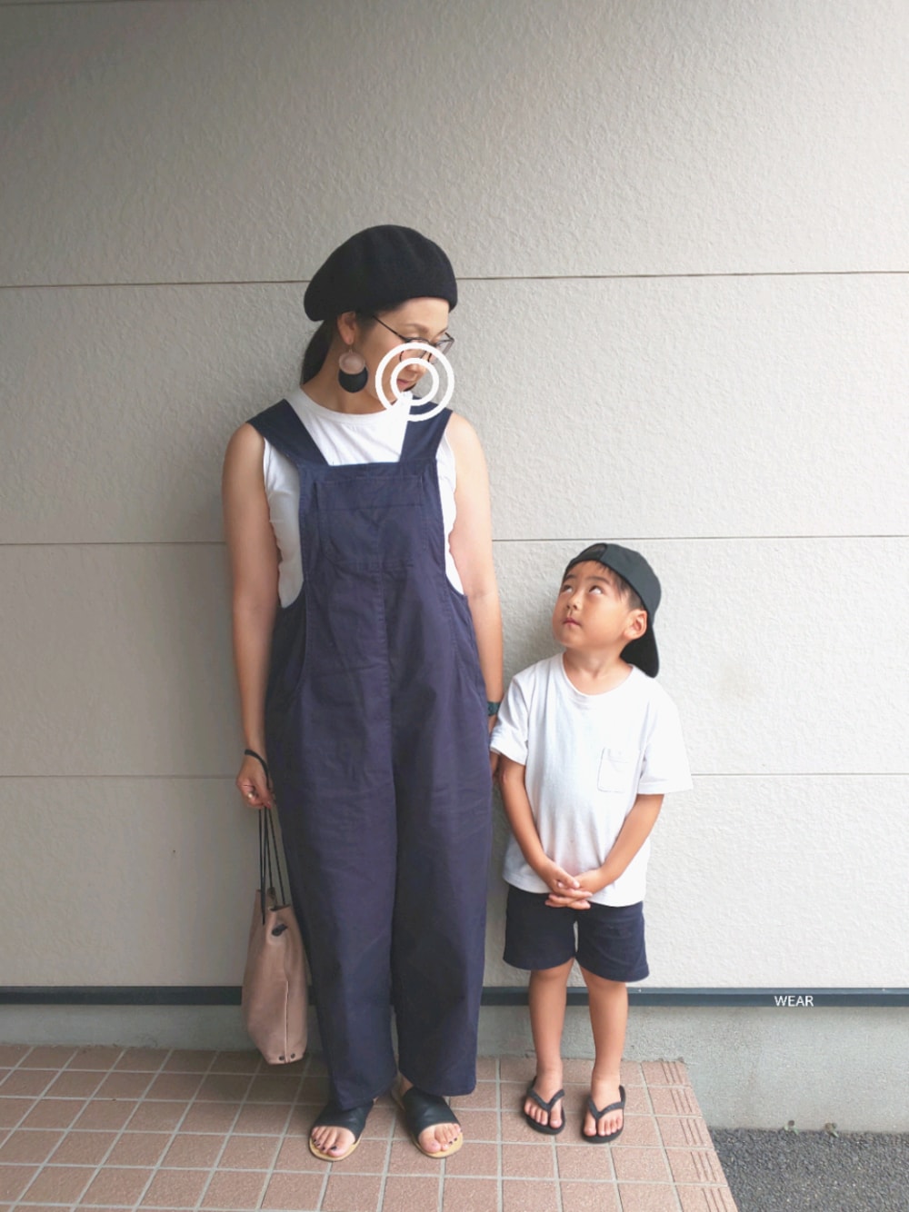 「男の子、カジュアル、プチプラコーデ、Tシャツ、母と息子、親子コーデ、リンクコーデ、白Tシャツ、キャップ後ろかぶり、ハーフパンツ」｜「Ray BEAMSのRay BEAMS / バック クロス サロペット（サロペット/オーバーオール、ブルー系）」を使った、siii.Hさん（キッズ・110cm）の夏コーディネートの1枚目の写真