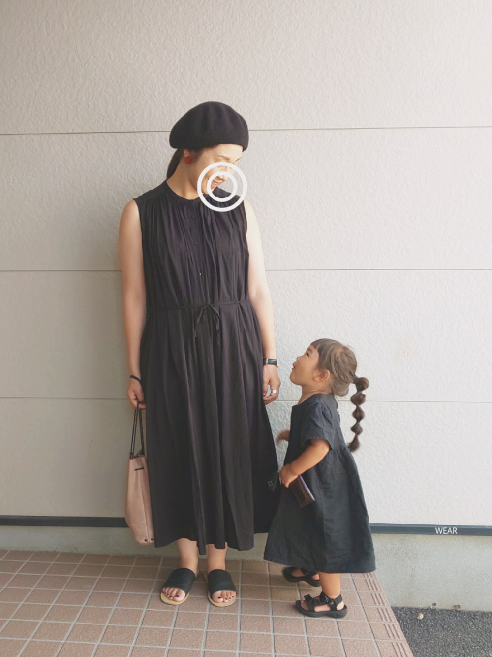 「楽チンコーデ、オトナ女子、親子コーデ、親子リンク、たまねぎヘアー、オトナカジュアル、黒コーデ、ワントーンコーデ、ベレー帽、ワンピース」｜「GLOBAL WORKのギャザーノースリーブマエアキワンピース/838589（ワンピース、グレー系）」を使った、siii.Hさん（レディース・156cm）の夏コーディネートの1枚目の写真