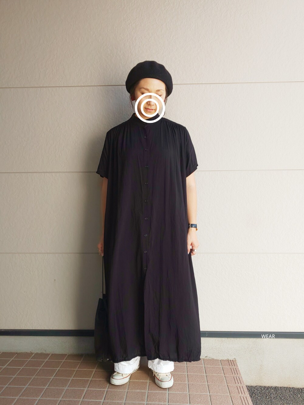 「秋のコーデ、ゆるコーデ、シンプル、オトナ女子、スニーカー、低身長コーデ、converse、ロングワンピース、ママコーデ、おしゃれさんと繋がりたい」｜「Libra Cueの【Libra】バンドカラー半袖マキシワンピース（ワンピース、ブラック系）」を使った、siii.Hさん（レディース・156cm）の秋コーディネートの1枚目の写真