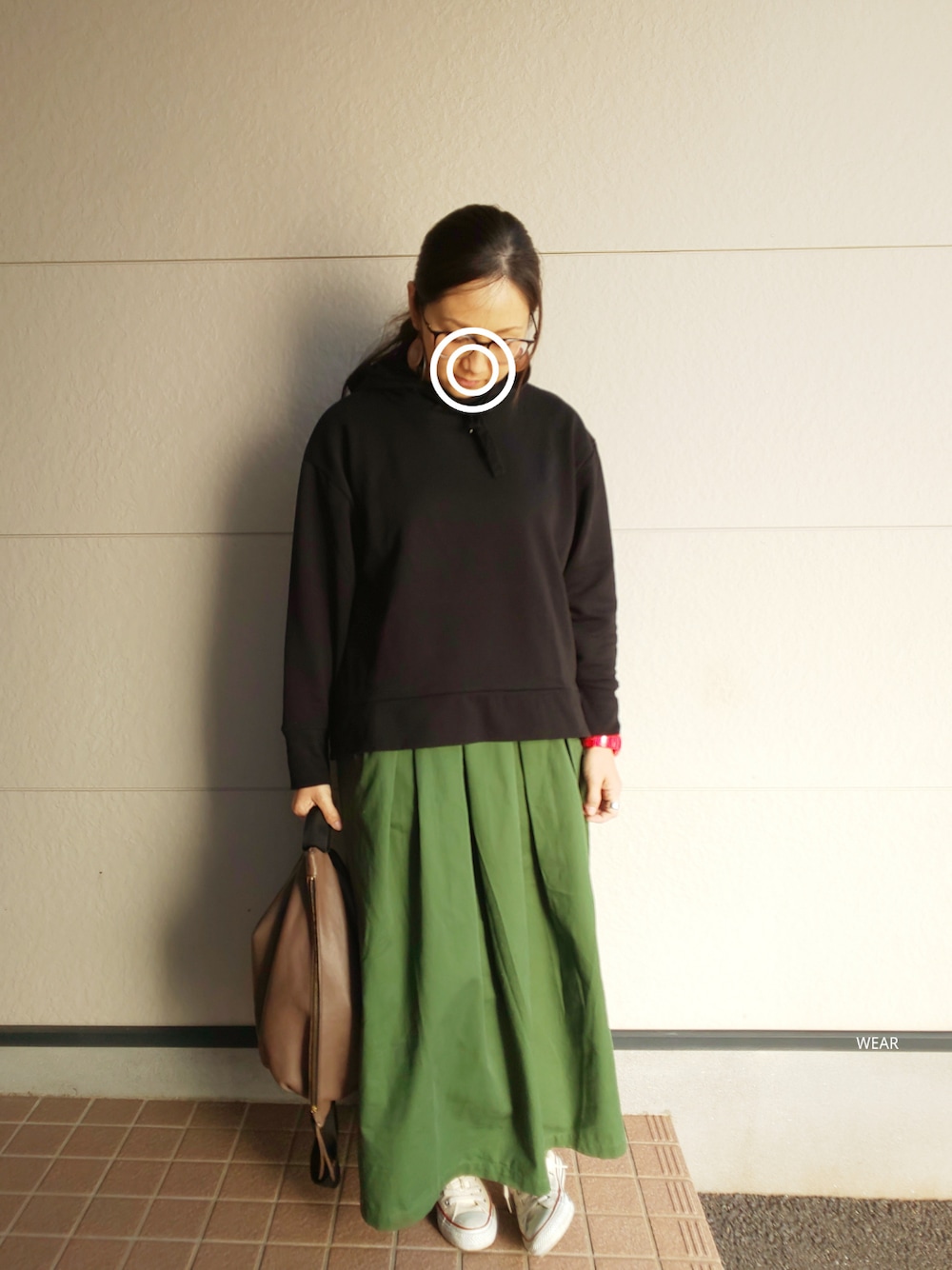 「シンプル、冬のコーデ、プチプラ、オーバーサイズ、マキシスカート、パーカー、ママコーデ、スニーカーコーデ、コンバース、ootd」｜「GLOBAL WORKのウラケBIGパーカー/821986（パーカー、ブラック系）」を使った、siii.Hさん（レディース・156cm）の冬コーディネートの1枚目の写真