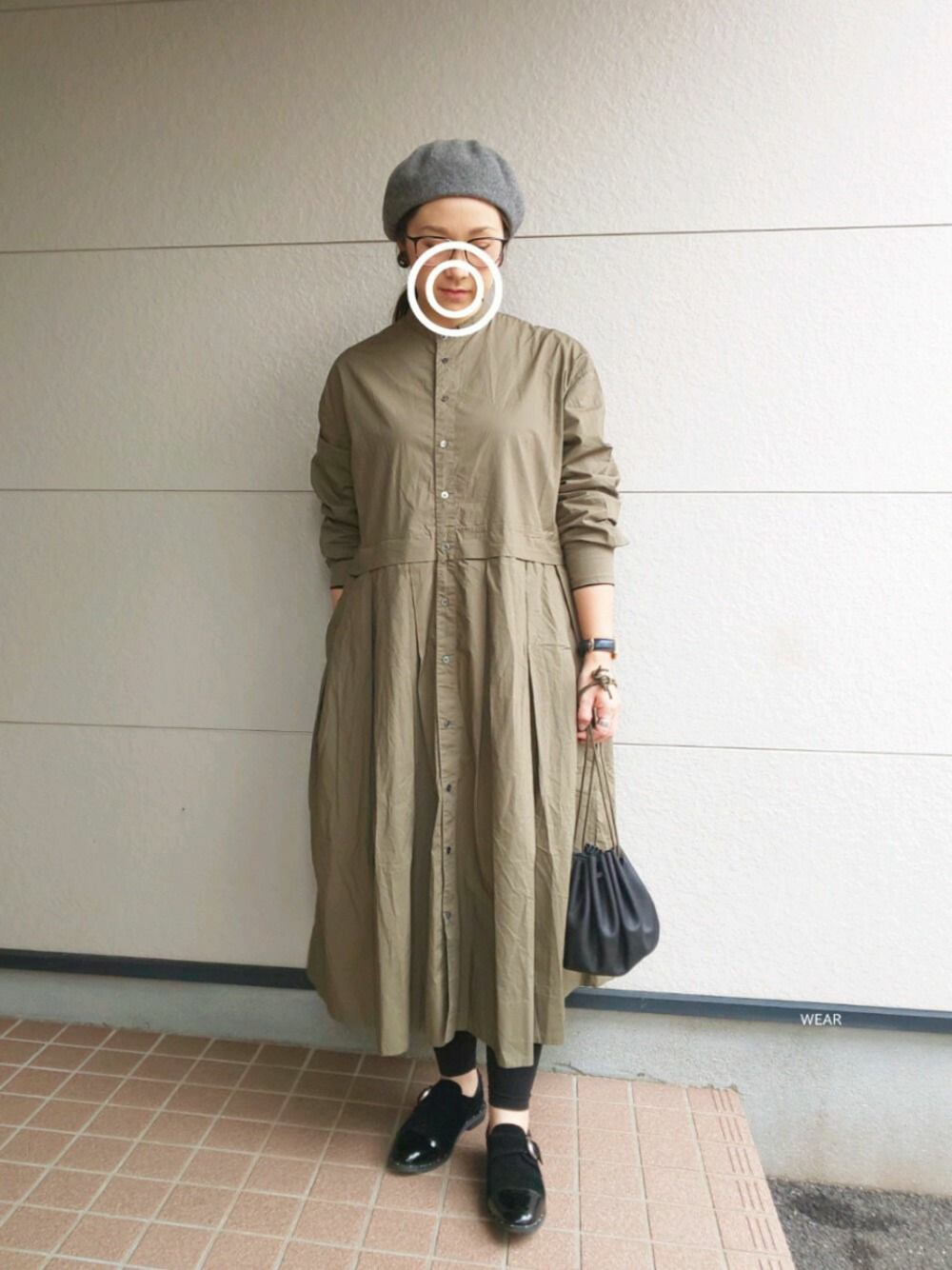 「シンプル、オトナ女子、ママコーデ、ベレー帽×メガネ、きれいめカジュアル、ワンピース、プチプラ、カーキ×黒、ニコアンド、ママファッション」｜「niko and...のオリジナル カラーベレー【niko and ...】（ハンチング/ベレー帽、グレー系）」を使った、siii.Hさん（レディース・156cm）の冬コーディネートの1枚目の写真