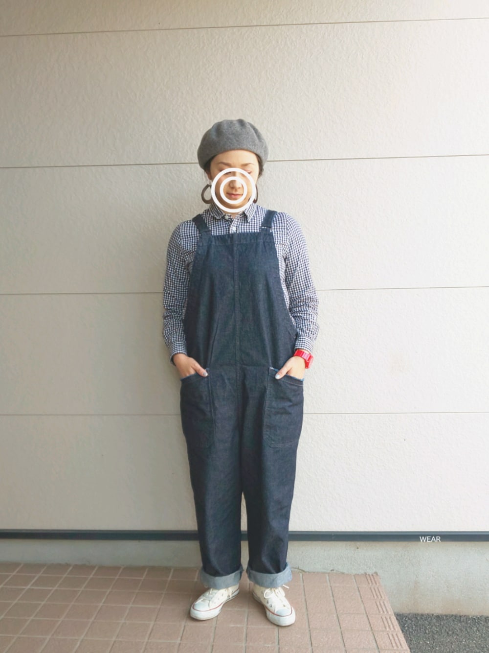 「春コーデ、白シャツ、デニム、デニムサロペット、ママコーデ、低身長、シンプル、おうちファッション、スニーカーコーデ、ニコアンド」｜「niko and...のオリジナル カラーベレー【niko and ...】（ハンチング/ベレー帽、グレー系）」を使った、siii.Hさん（レディース・156cm）の春コーディネートの1枚目の写真