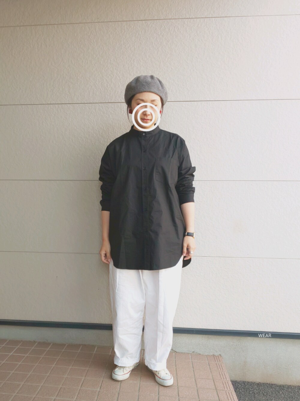 「白パンツ、モノトーン、おうちスタイル、おうちファッション、ママコーデ、コンバース、スニーカーコーデ、ベレー帽、ブラック、黒シャツ」｜「niko and...のオリジナル カラーベレー【niko and ...】（ハンチング/ベレー帽、グレー系）」を使った、siii.Hさん（レディース・156cm）の春コーディネートの1枚目の写真