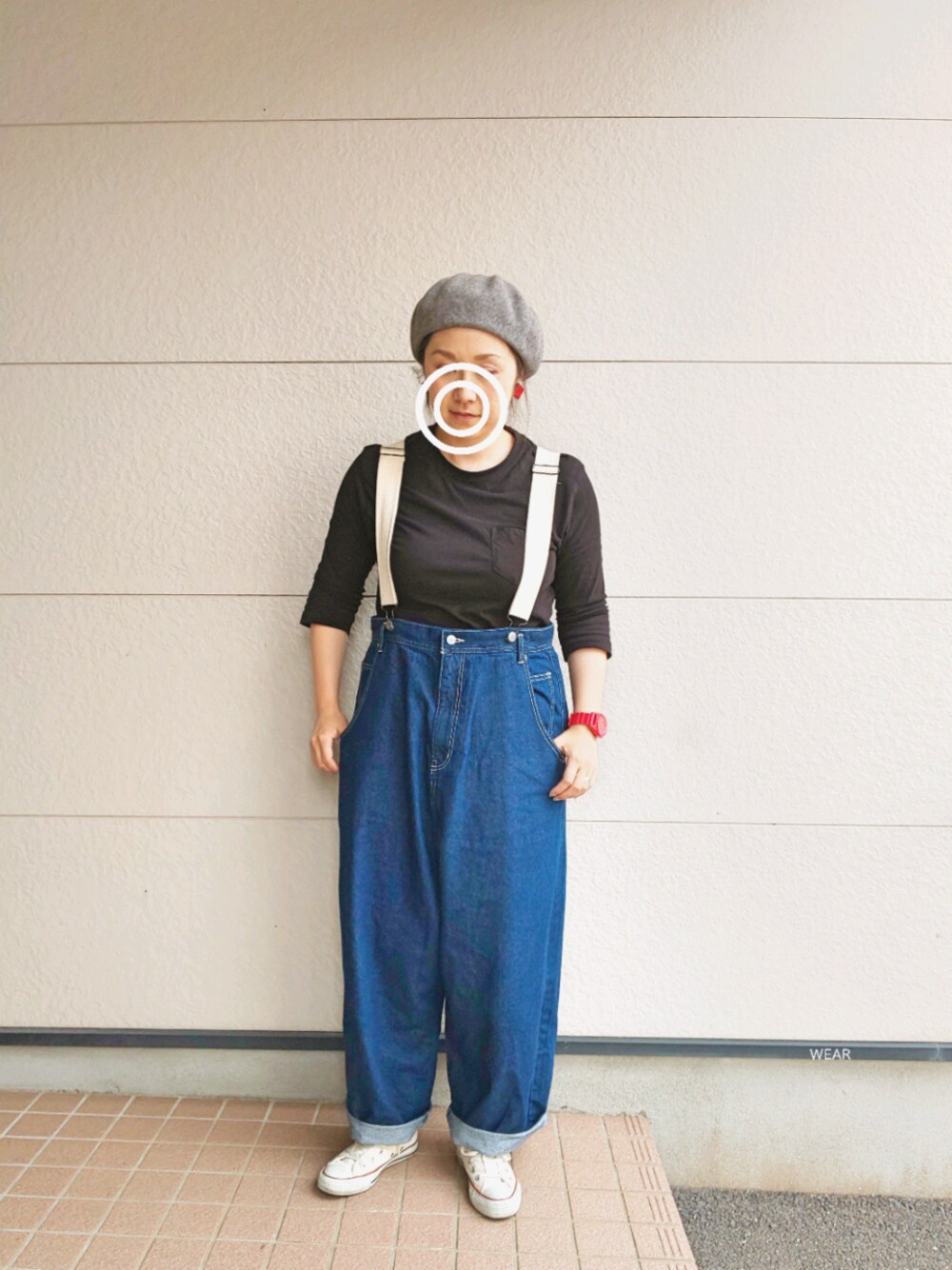 「リラックススタイル、シンプル、おうちスタイル、低身長、赤差し色、コンバース、デニムパンツ、サスペンダーパンツ、CUBE SUGAR、ママコーデ」｜「niko and...のオリジナル カラーベレー【niko and ...】（ハンチング/ベレー帽、グレー系）」を使った、siii.Hさん（レディース・156cm）の春コーディネートの1枚目の写真