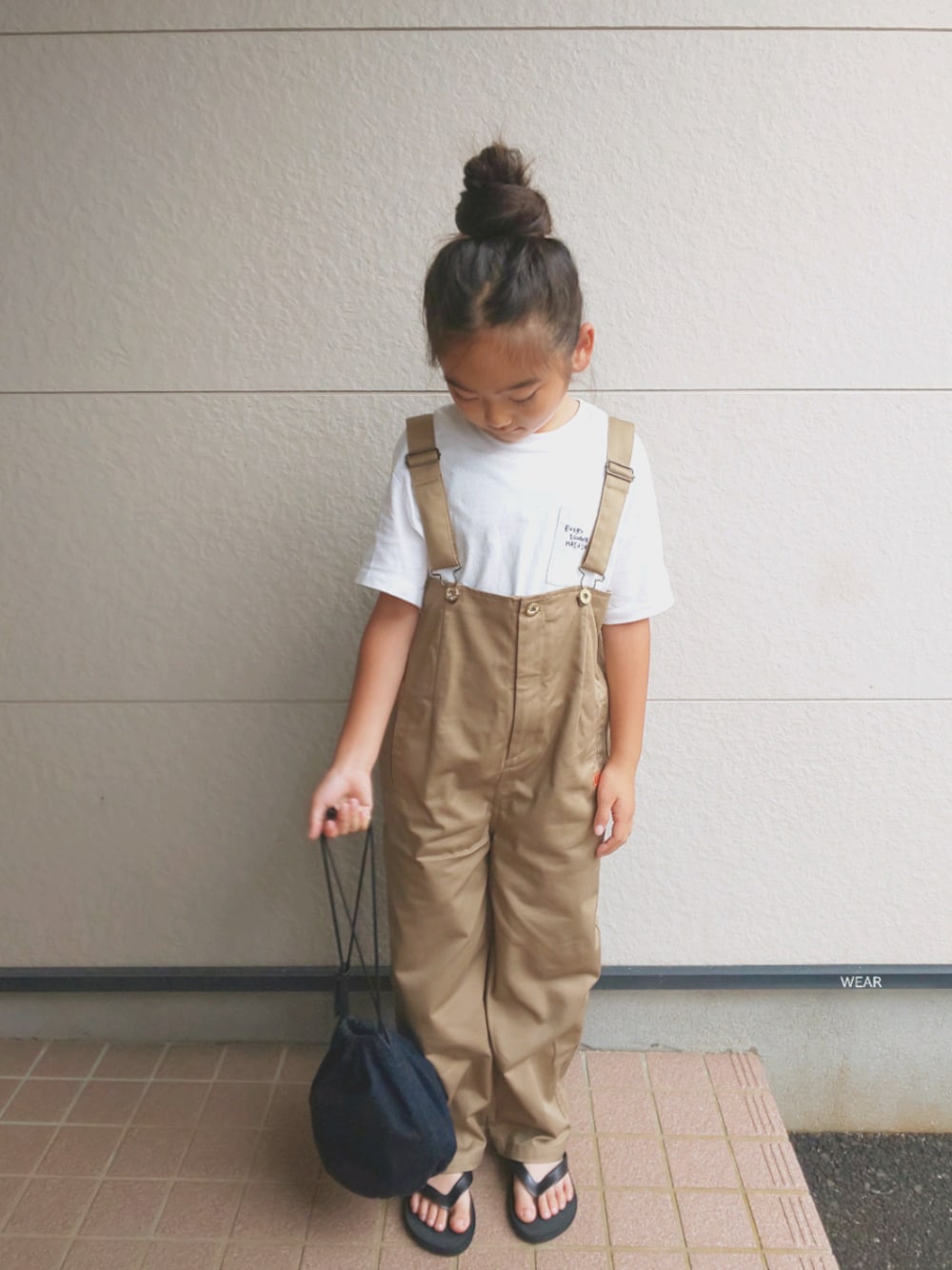 「リラックススタイル、休日スタイル、ラクチンコーデ、シンプル、キッズコーデ、サロペット、オーバーオール、kids、巾着バッグ、サンダル」｜「UNIVERSAL OVERALLの【UNIVERSAL OVERALL/ユニバーサルオーバーオール】サロペット（サロペット/オーバーオール、ベージュ系）」を使った、siii.Hさん（キッズ・130cm）の夏コーディネートの1枚目の写真