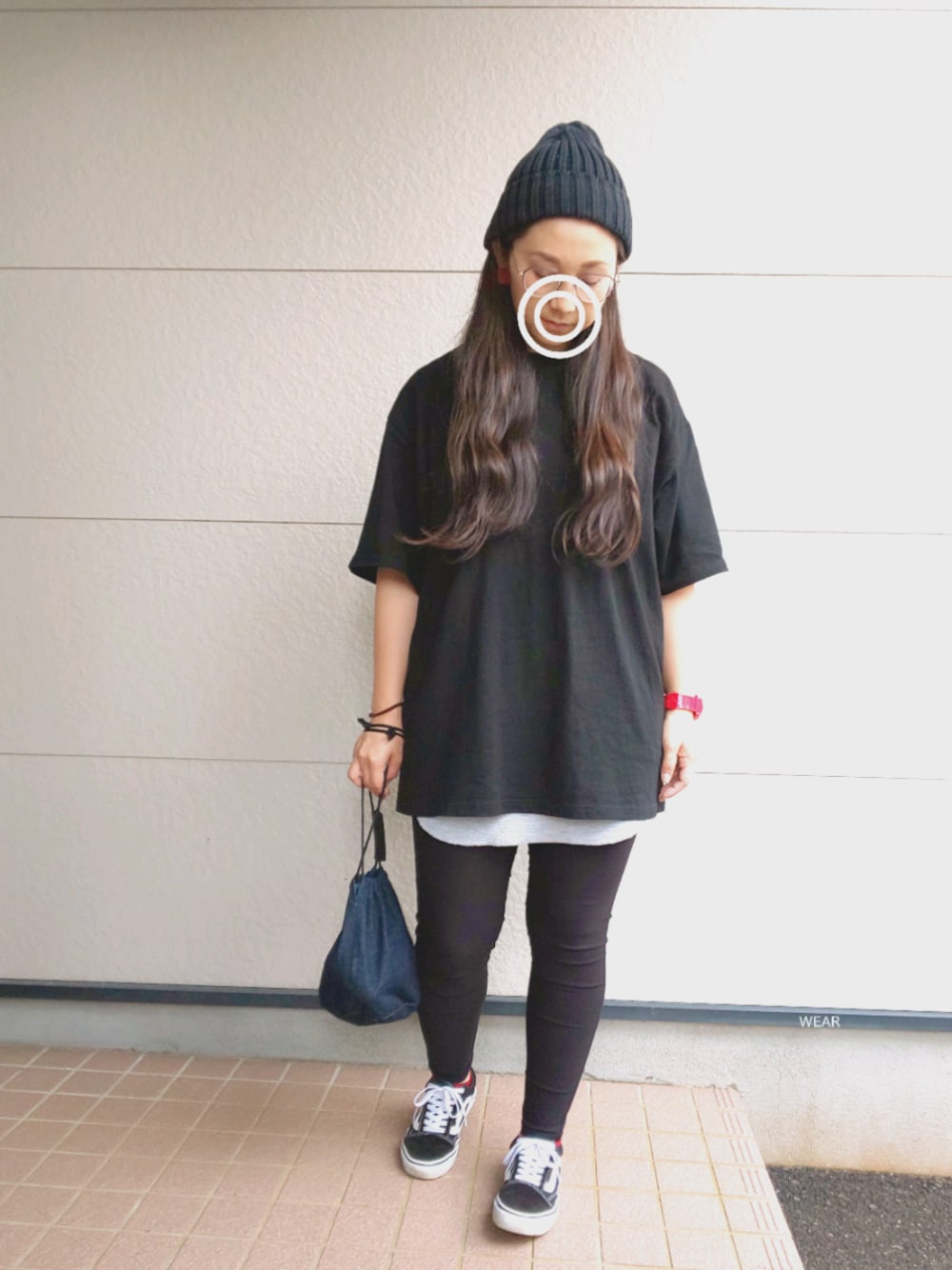 「スポーツミックス、Tシャツ、オーバーサイズ、ブラック、メガネ女子、巾着バッグ、スニーカーコーデ、VANS、ママコーデ、夏コーデ」｜「MinoriTYのアイテム（ピアス（両耳用）、レッド系）」を使った、siii.Hさん（レディース・156cm）の夏コーディネートの1枚目の写真