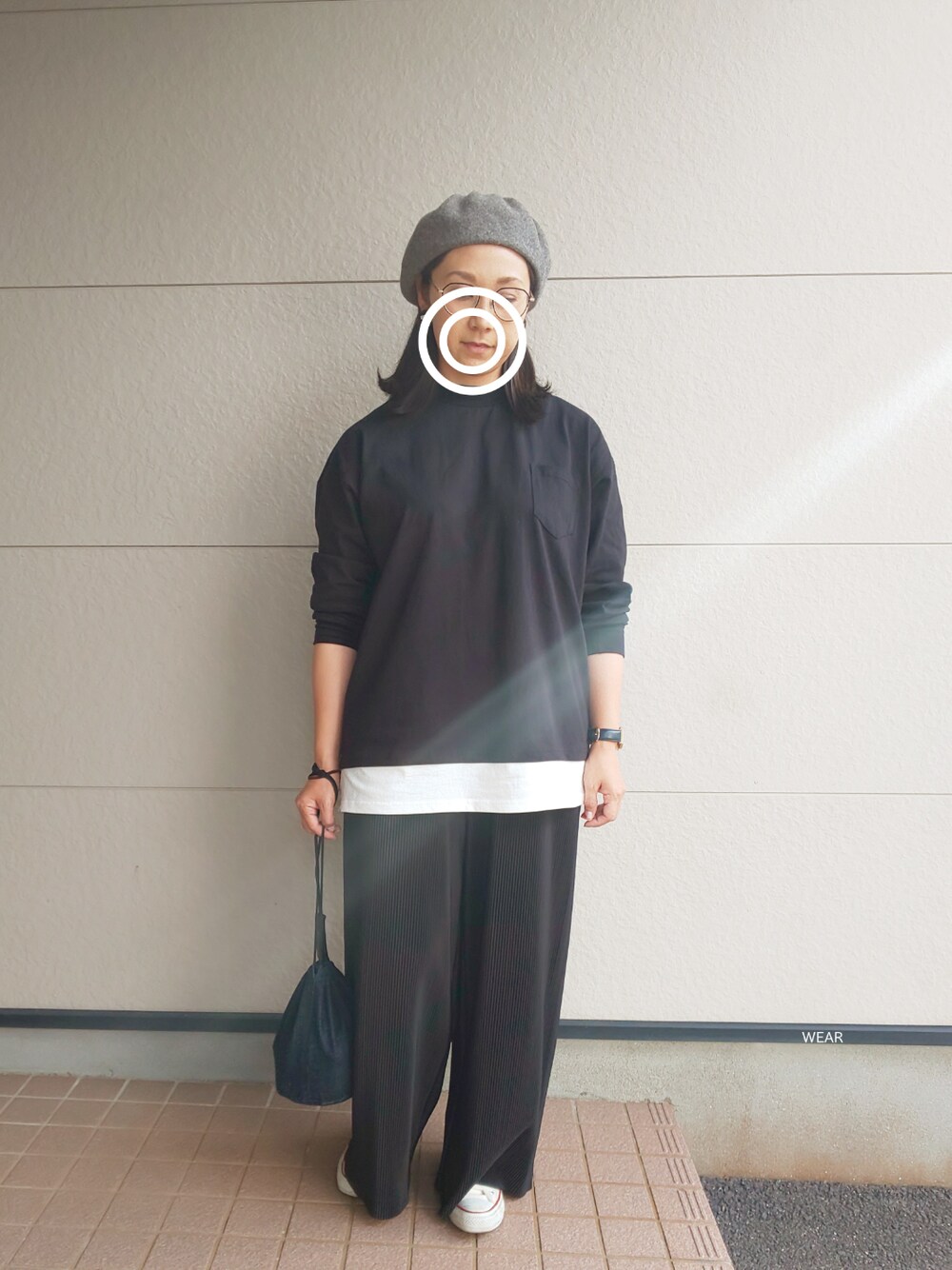 「レイヤードスタイル、楽チンコーデ、シンプルコーデ、スニーカーコーデ、ブラック、パンツスタイル、ワントーンコーデ、秋服、プリーツパンツ、メガネ女子」｜「niko and...のオリジナル カラーベレー【niko and ...】（ハンチング/ベレー帽、グレー系）」を使った、siii.Hさん（レディース・156cm）の秋コーディネートの1枚目の写真