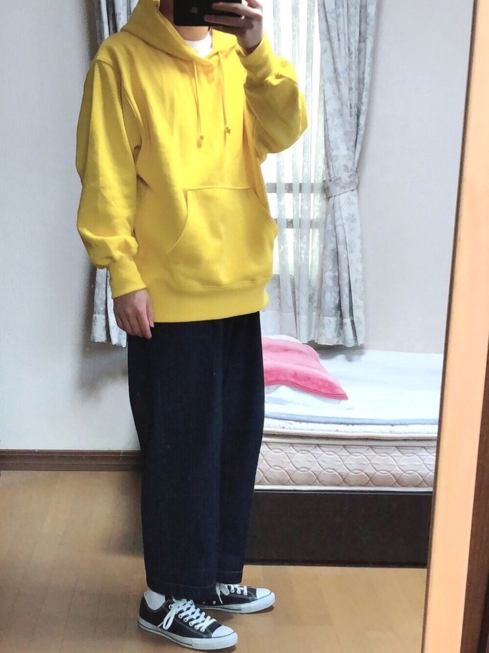 「休日スタイル、秋服、ゆるコーデ、converse、イエロー、パーカー、GU、デニムパンツ、ネイビー、秋」｜「GUのアイテム（パーカー、イエロー系）」を使った、もとっきーさん（メンズ・175cm）の秋コーディネートの1枚目の写真