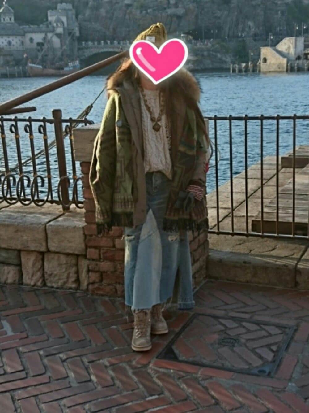 ブラウン系のバックパック/リュック、ホワイト系のニット/セーター、その他のブーツを着用したレディースの冬コーディネートの1枚目の写真