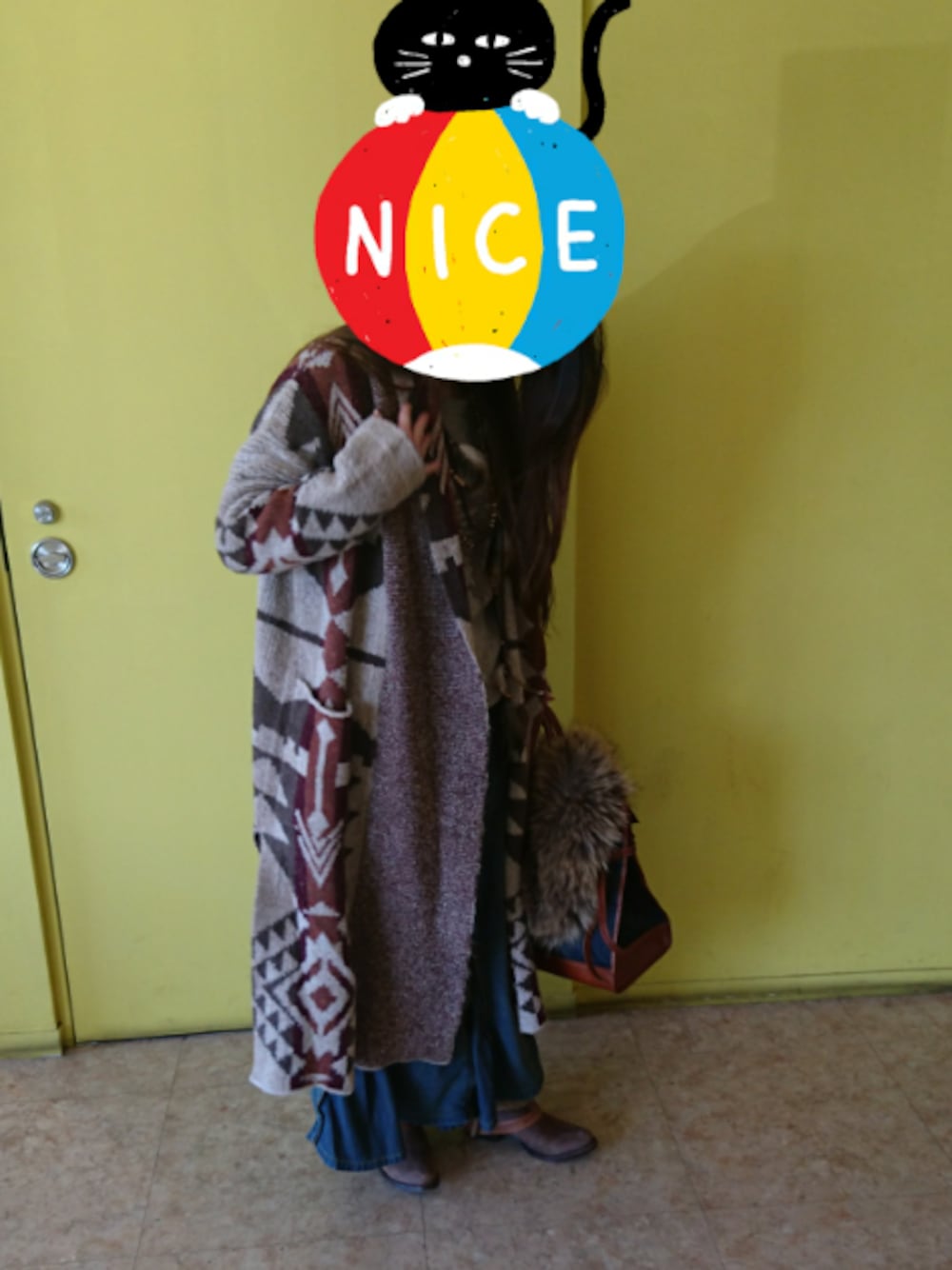 ベージュ系のその他アウター、ブルー系のハンドバッグ、ブルー系のスカートを着用したレディースの冬コーディネートの1枚目の写真