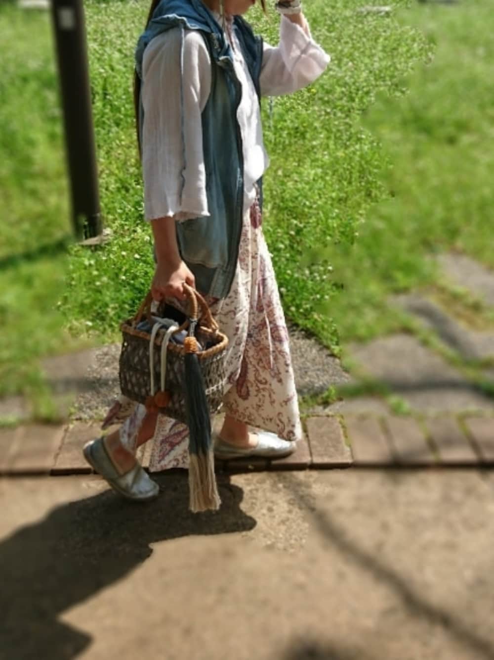 「カジュアルコーデ、休日スタイル、ペイズリー、かごバッグ、ゴア、goa」｜「goaの麻レーヨンINDIA PAISLEYプリント・スリットスカンツ（その他パンツ、その他）」を使った、みほさん（レディース・159cm）の春コーディネートの1枚目の写真