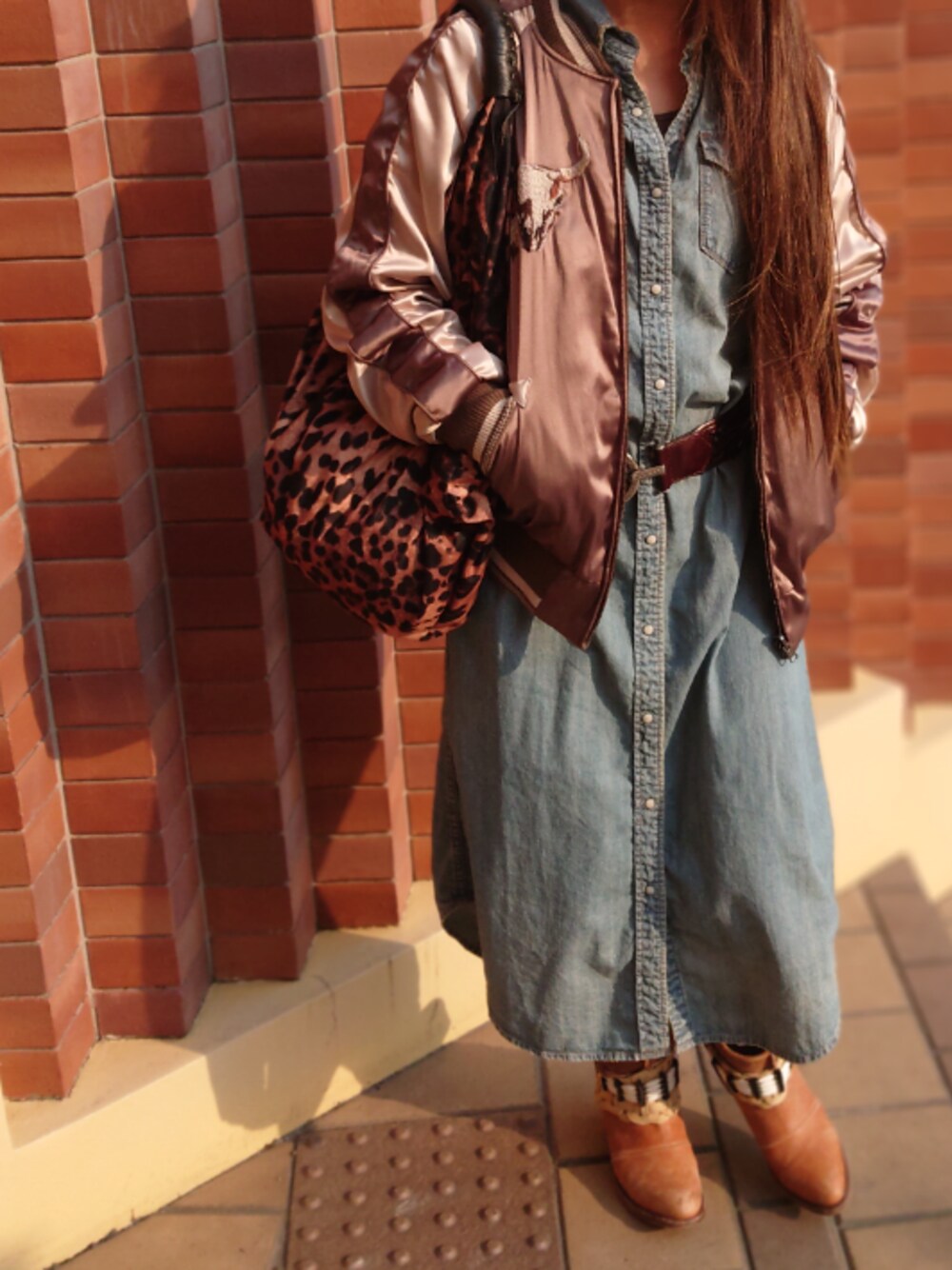 ブラウン系のブルゾン、ブルー系のシャツワンピース、その他のバッグを着用したレディースの春コーディネートの1枚目の写真