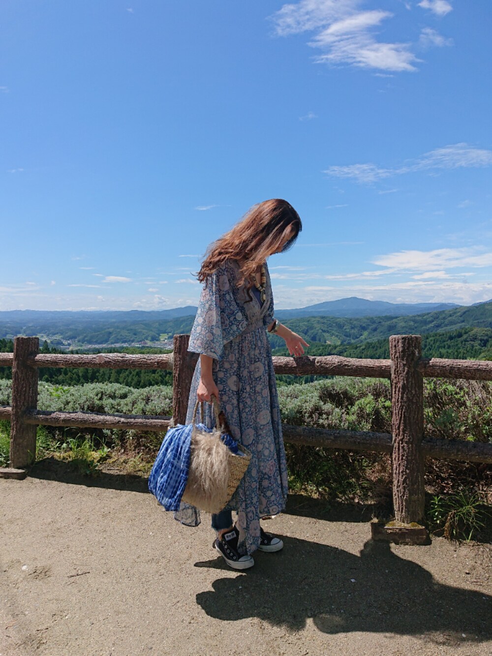 その他のワンピース、ブルー系のデニムパンツ、ブラック系のスニーカーを着用したレディースの夏コーディネートの1枚目の写真