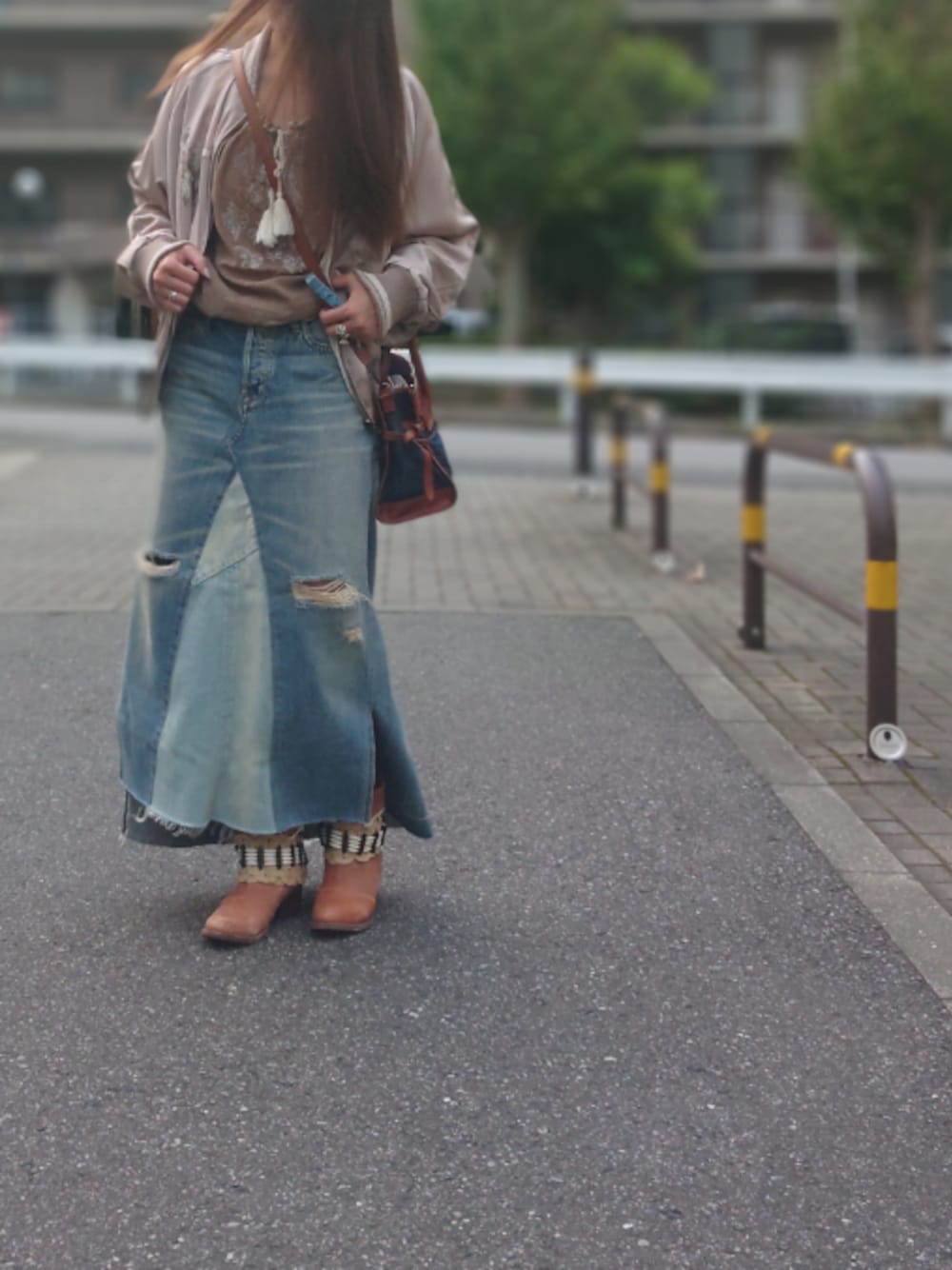 「goa、デニムスカート、スカジャン、カービングバッグ、ウエスタンブーツ、秋服、おしゃれさんと繋がりたい、ラブアンドピース2019、ゆるコーデ」｜「goaの13.25ｏｚセルヴィッチDENIMリメイクロングスカート（デニムスカート、ブルー系）」を使った、みほさん（レディース・159cm）の秋コーディネートの1枚目の写真