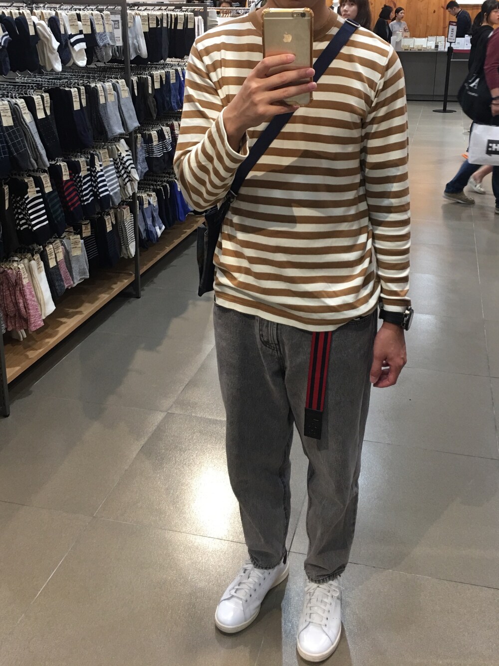 「BEAMSのアイテム（Tシャツ/カットソー、ブラウン系）」を使った、Howard bbさん（メンズ・61cm）の秋コーディネートの1枚目の写真