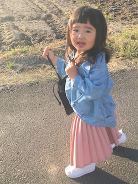 「CIAOPANIC TYPY（チャオパニックティピー）のテンセルデニム抜き襟シャツ（シャツ/ブラウス、ブルー系）」を使った、しづくさん（キッズ・80cm）の春コーディネート