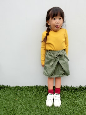 「マスタードイエロー」｜「アイテム（レッド系）」を使った、しづくさん（キッズ・90cm）の秋コーディネート