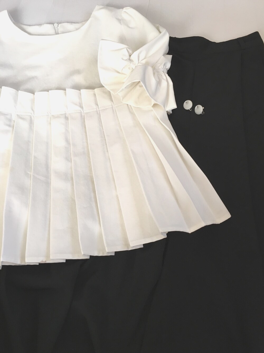「RANDA」｜「RANDAのプリーツデザインブラウス（シャツ/ブラウス、ホワイト系）」を使った、flowerさん（レディース・165cm）の春コーディネートの1枚目の写真