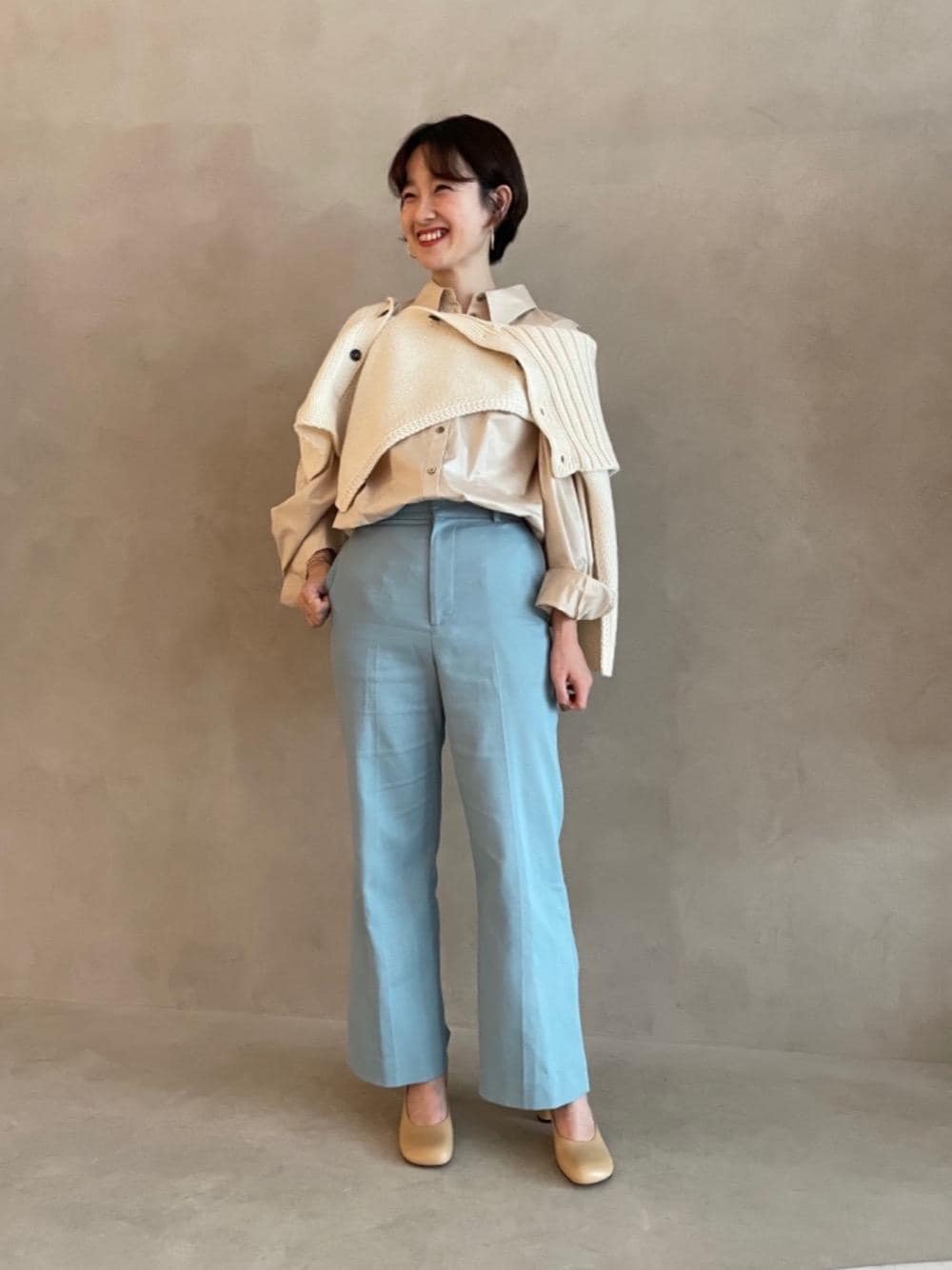 ブルー系のその他パンツ、ベージュ系のシャツ/ブラウス、ホワイト系のニット/セーターを着用したレディースの夏コーディネートの1枚目の写真