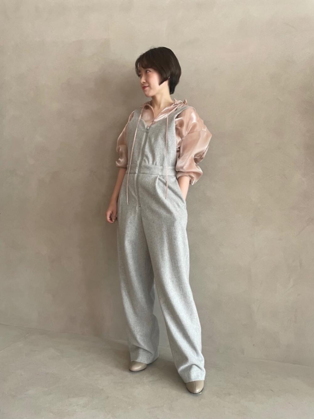 ピンク系のシャツ/ブラウス、グレー系のサロペット/オーバーオールを着用したレディースの夏コーディネートの1枚目の写真