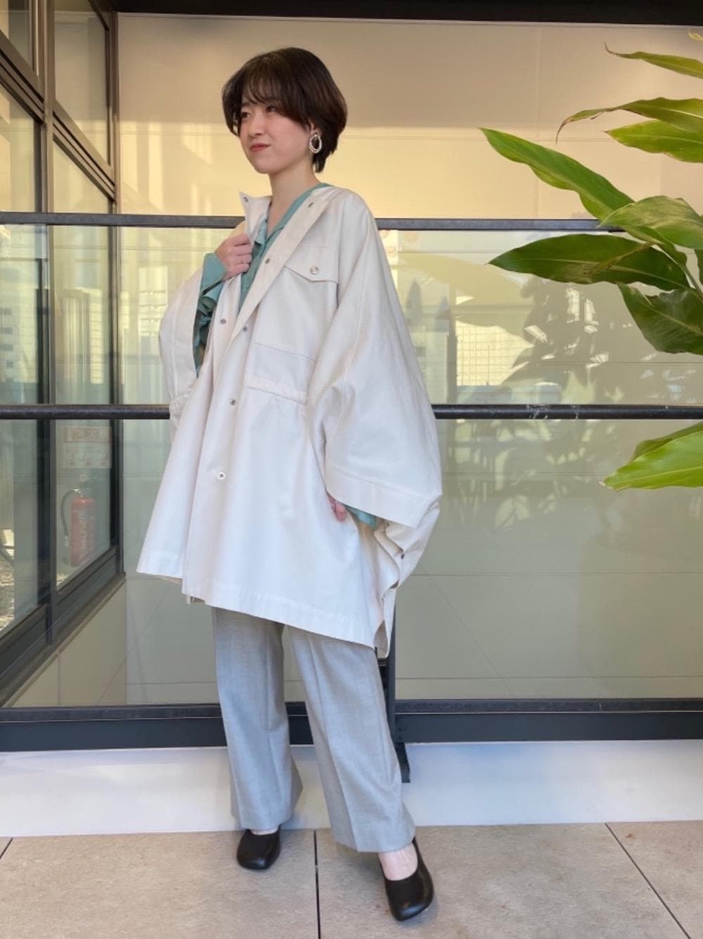 ベージュ系のその他パンツを着用したレディースの冬コーディネートの1枚目の写真