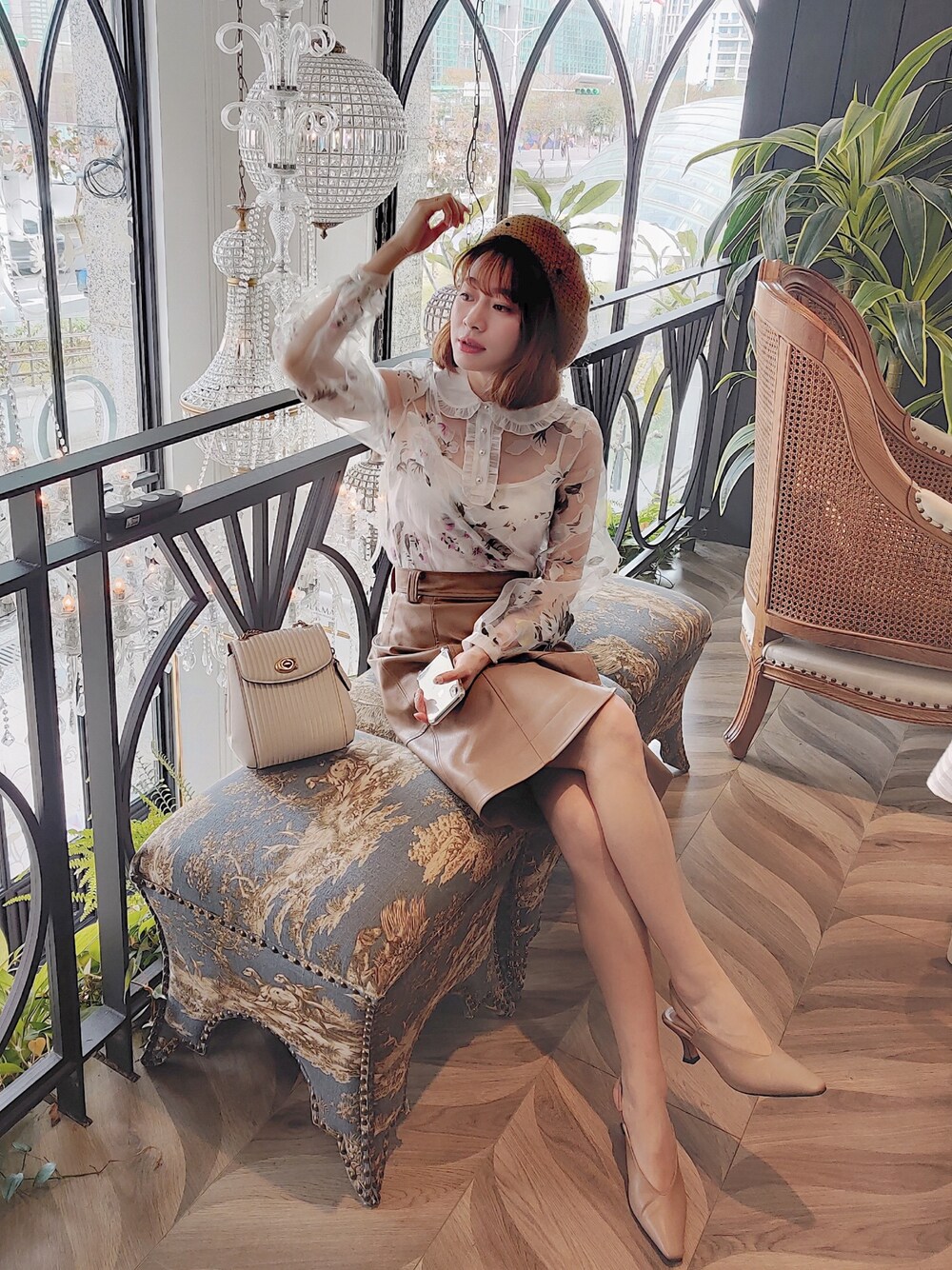 「COACH、tayswear、TAIPEI、Taiwan、spring、復古、French、Japanese style、lady、ootd」｜「COACHの【コーチ】パーカー コンバーチブル バックパック 16 ウィズ キルティング（バックパック/リュック、ホワイト系）」を使った、Taylor Maさん（レディース・160cm）の冬コーディネートの1枚目の写真