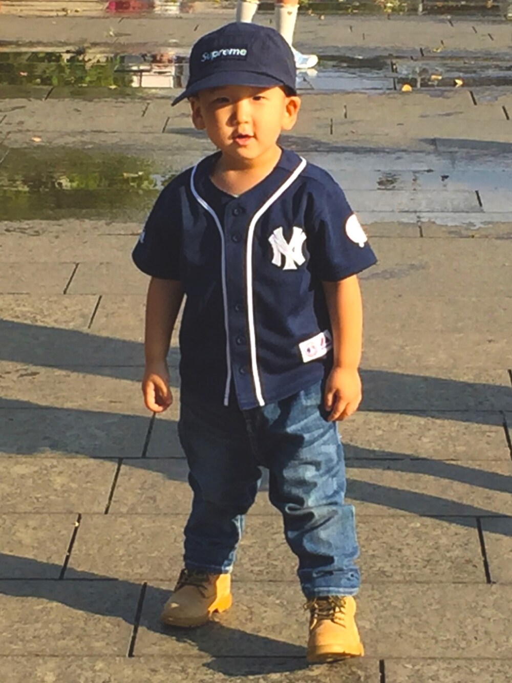 「supreme、Majestic、NEWYORKYANKEES、Timberland、4歳、キッズコーデ、保育園、Bboy、ストリート」｜「Supreme のアイテム（キャップ、ブルー系）」を使った、ryothedarthvaderさん（キッズ・110cm）の夏コーディネートの1枚目の写真