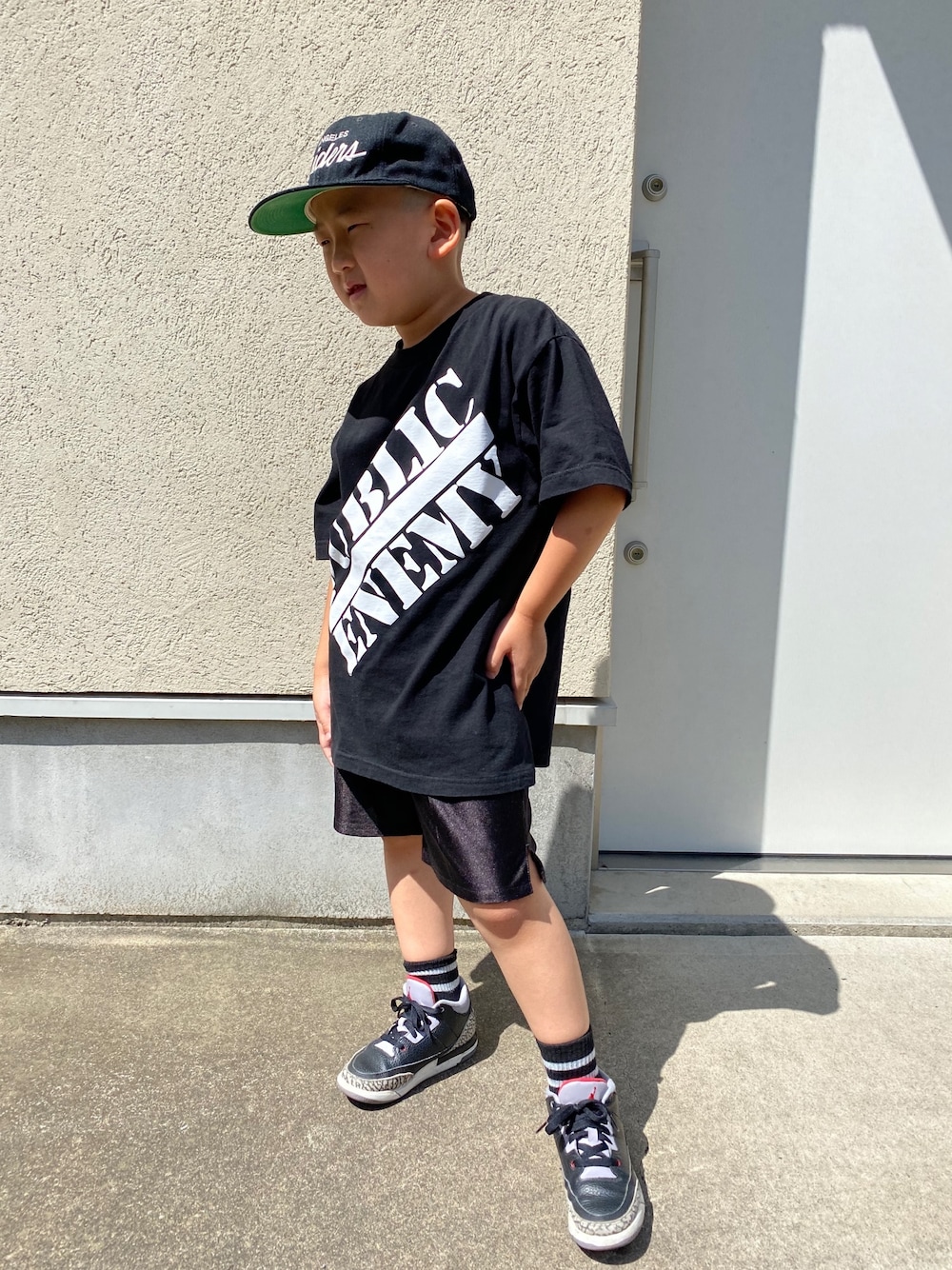 「PUBLIC ENEMY、Raiders、AIR JORDAN、NIKE、キッズファッション、6歳、保育園、HIPHOP」｜「AIR JORDANのアイテム（スニーカー、ブラック系）」を使った、ryothedarthvaderさん（キッズ・125cm）の夏コーディネートの1枚目の写真