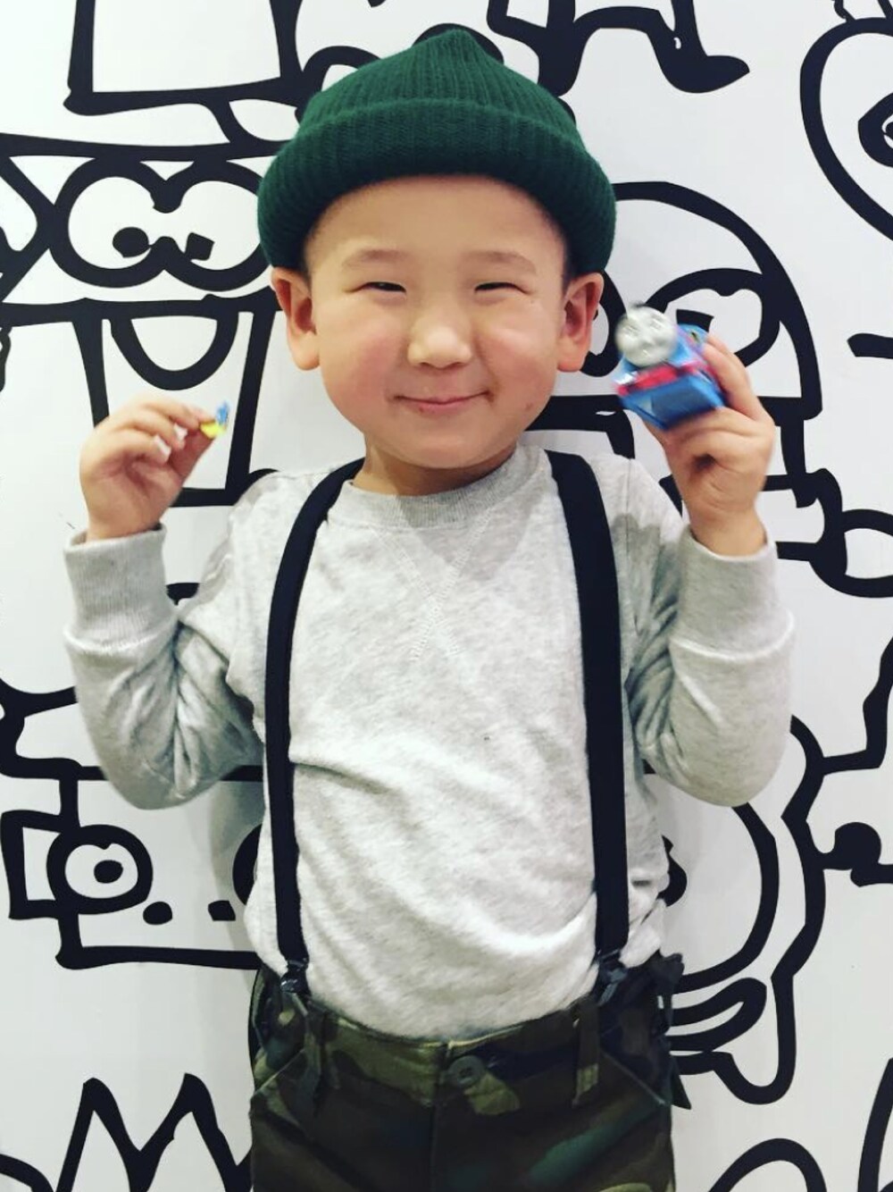 「プチプラ、カーゴパンツ、ロスコ、くるくるビーニー、4歳、キッズファッション、保育園、秋のコーデ」｜「UNIQLOのアイテム（スウェット、グレー系）」を使った、ryothedarthvaderさん（キッズ・110cm）の秋コーディネートの1枚目の写真