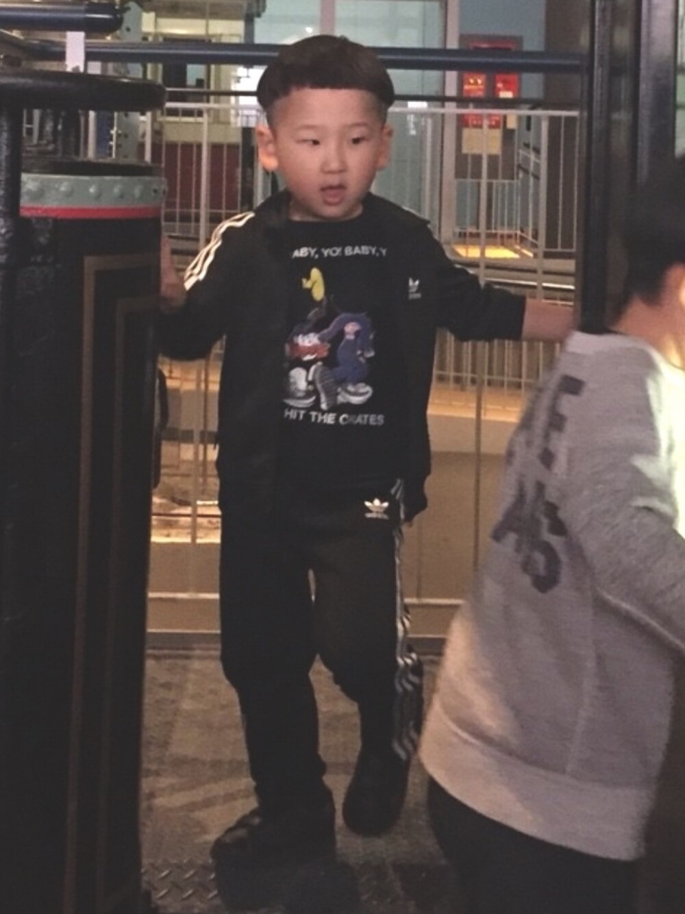 「ジャージ、adidas originals、こどもコーデ、男の子、6歳、保育園、yobabyyobabyyo、セットアップ」｜「adidas Originalsのアイテム（セットアップ、ブラック系）」を使った、ryothedarthvaderさん（キッズ・110cm）の夏コーディネートの1枚目の写真
