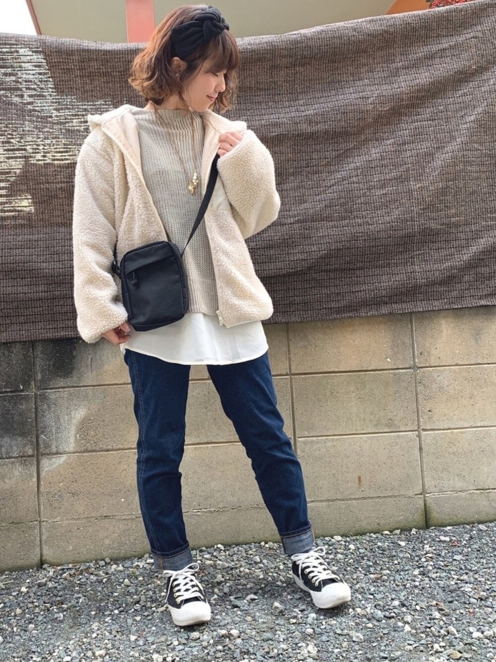 「ボア、ボアジャケット、チュニック、ニット、レイヤード風、デニム、デニムパンツ、ターバン、Green Parks」｜「Green　Parksの・RAYCASSINフード付ジップボアブルゾン（ブルゾン、ホワイト系）」を使った、ちろまる.°+*さん（レディース・155cm）の冬コーディネートの1枚目の写真