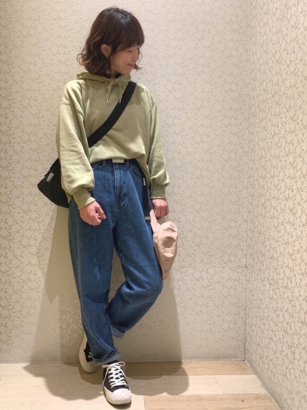 「パーカー、グリーン、LEE、デニム、デニムパンツ、ベルト付き、ショルダーバッグ、マリンキャップ、Green Parks、earth music&ecology」｜「Green　Parksのスウェットパーカー（パーカー、グリーン系）」を使った、ちろまる.°+*さん（レディース・155cm）の冬コーディネートの1枚目の写真