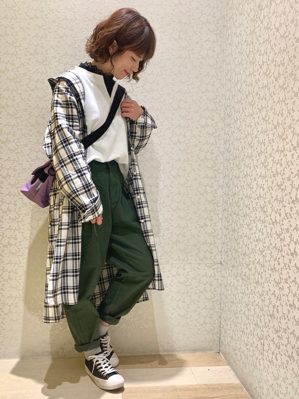 「シャツワンピ、チェック、スウェット、チノパン、テーパードパンツ、ショルダーバック、カジュアル、春コーデ、Green Parks、earth music&ecology」｜「earth music&ecologyのiro iro コットンワンピース ●（ワンピース、ホワイト系）」を使った、ちろまる.°+*さん（レディース・155cm）の冬コーディネートの1枚目の写真