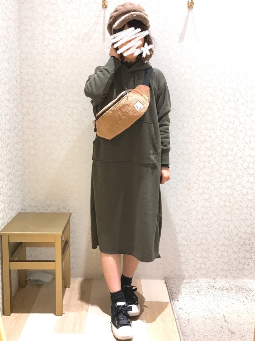 「パーカーワンピ、パーカーワンピース、カジュアルコーデ、カジュアル、カーキ、ファー小物、ボア、converse」｜「Green　Parksの・裏起毛フード付カットロングワンピース（ワンピース、グリーン系）」を使った、ちろまる.°+*さん（レディース・155cm）の秋コーディネートの1枚目の写真
