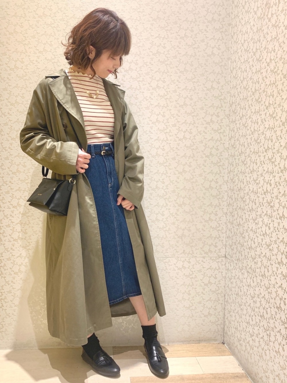 「トレンチコート、オーバーサイズ、ボーダー、リブニット、LEE、デニムスカート、タイトスカート、ショルダーバッグ、ローファー、Green Parks」｜「Green　Parksの・ウエストギャザリングトレンチコート（トレンチコート、グリーン系）」を使った、ちろまる.°+*さん（レディース・155cm）の冬コーディネートの1枚目の写真