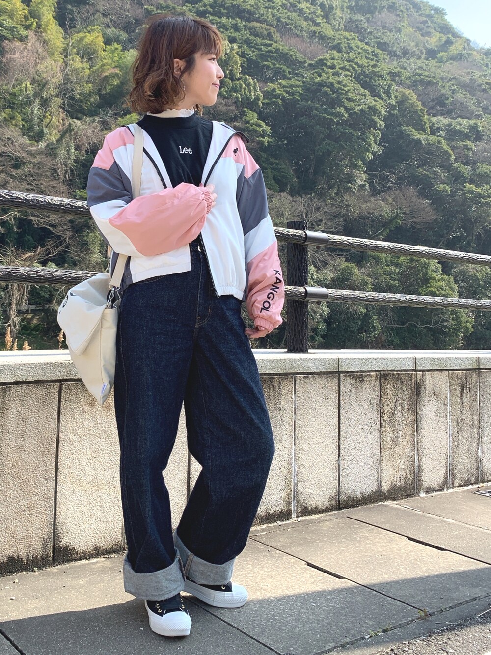 「スポーツミックス、KANGOL、スウェット、LEE、デニム、デニムパンツ、ストレートデニム、ショルダーバッグ、earth music&ecology、スタッフセンバツ」｜「KANGOLのKANGOL×earthスポ-ツジャケット（マウンテンパーカー、ピンク系）」を使った、ちろまる.°+*さん（レディース・155cm）の春コーディネートの1枚目の写真