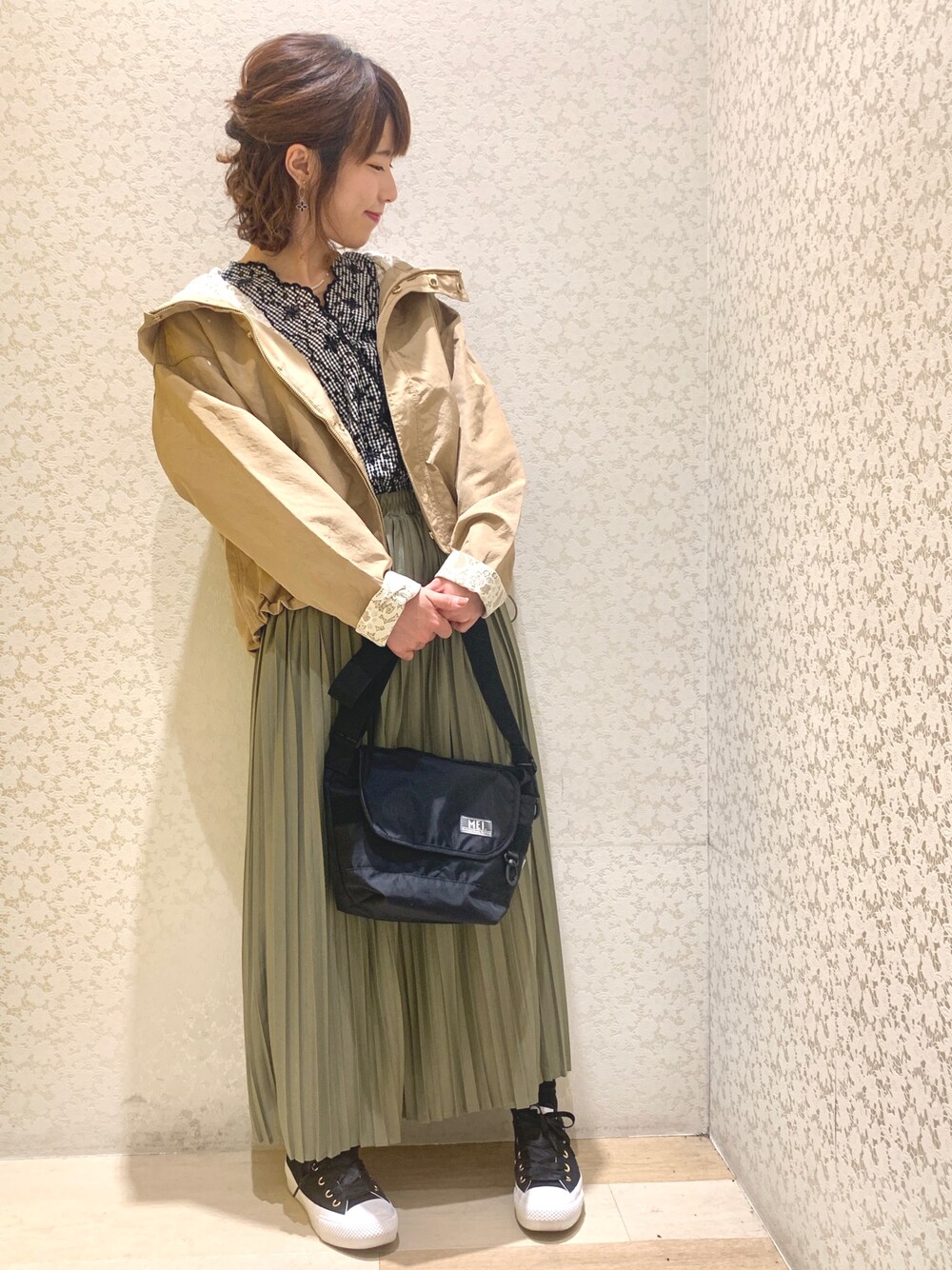 「レース、マウンテンパーカー、刺繍、刺繍ブラウス、ギンガムチェック、プリーツスカート、ロングスカート、Green Parks、earth music&ecology、スタッフセンバツ」｜「earth music&ecologyのレースボンディングマウンテンパーカー 〇（マウンテンパーカー、ベージュ系）」を使った、ちろまる.°+*さん（レディース・155cm）の春コーディネートの1枚目の写真