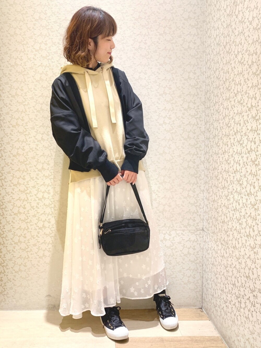 「ブルゾン、春アウター、パーカー、サイドジップ、パステルカラー、スカート、ギャザースカート、ショルダーバッグ、Green Parks、earth music&ecology」｜「Green　Parksの・リブデザインブルゾン（ブルゾン、ブラック系）」を使った、ちろまる.°+*さん（レディース・155cm）の春コーディネートの1枚目の写真