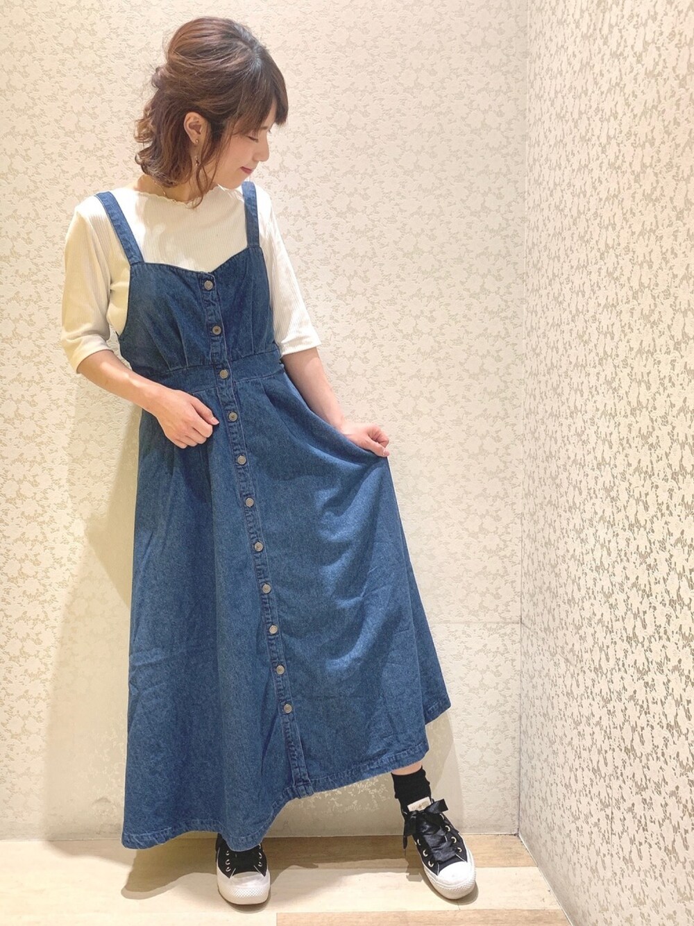 「ジャンパースカート、デニム、ワンピース、Vネック、スカラップ、５分袖、半袖シャツ、春コーデ」｜「earth music&ecologyの・5分袖衿スカラップ刺繍テレコプルオーバー（Tシャツ/カットソー、ホワイト系）」を使った、ちろまる.°+*さん（レディース・155cm）の春コーディネートの1枚目の写真