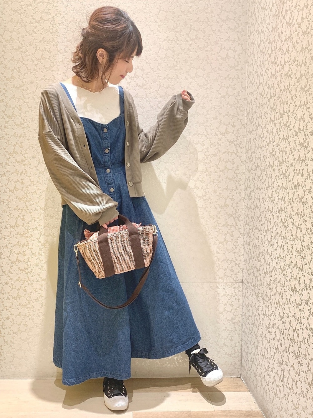 「ワッフル、カーディガン、Vネック、スカラップ、デニム、ジャンパースカート、ワンピース、かごバッグ、Green Parks、earth music&ecology」｜「Green　Parksの・ワッフル長袖カーディガン（カーディガン/ボレロ、グリーン系）」を使った、ちろまる.°+*さん（レディース・155cm）の春コーディネートの1枚目の写真