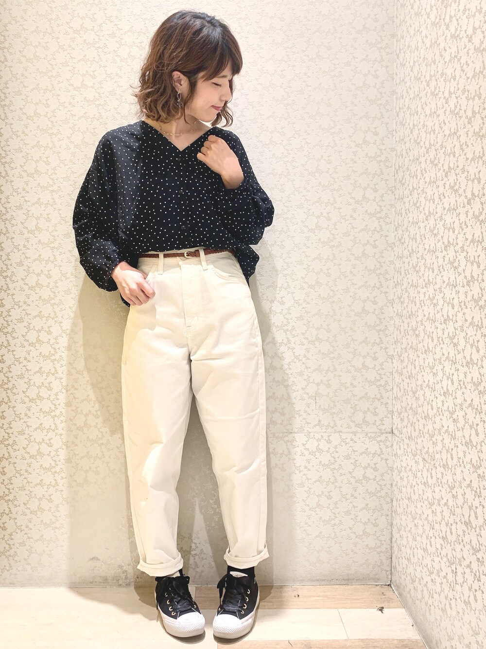 「ドット、ドット柄、Vネック、ブラウス、白パンツ、テーパードパンツ、細ベルト、モノクロ、春コーデ、Green Parks」｜「Green　Parksのドット袖ボリュームブラウス（シャツ/ブラウス、ブラック系）」を使った、ちろまる.°+*さん（レディース・155cm）の春コーディネートの1枚目の写真